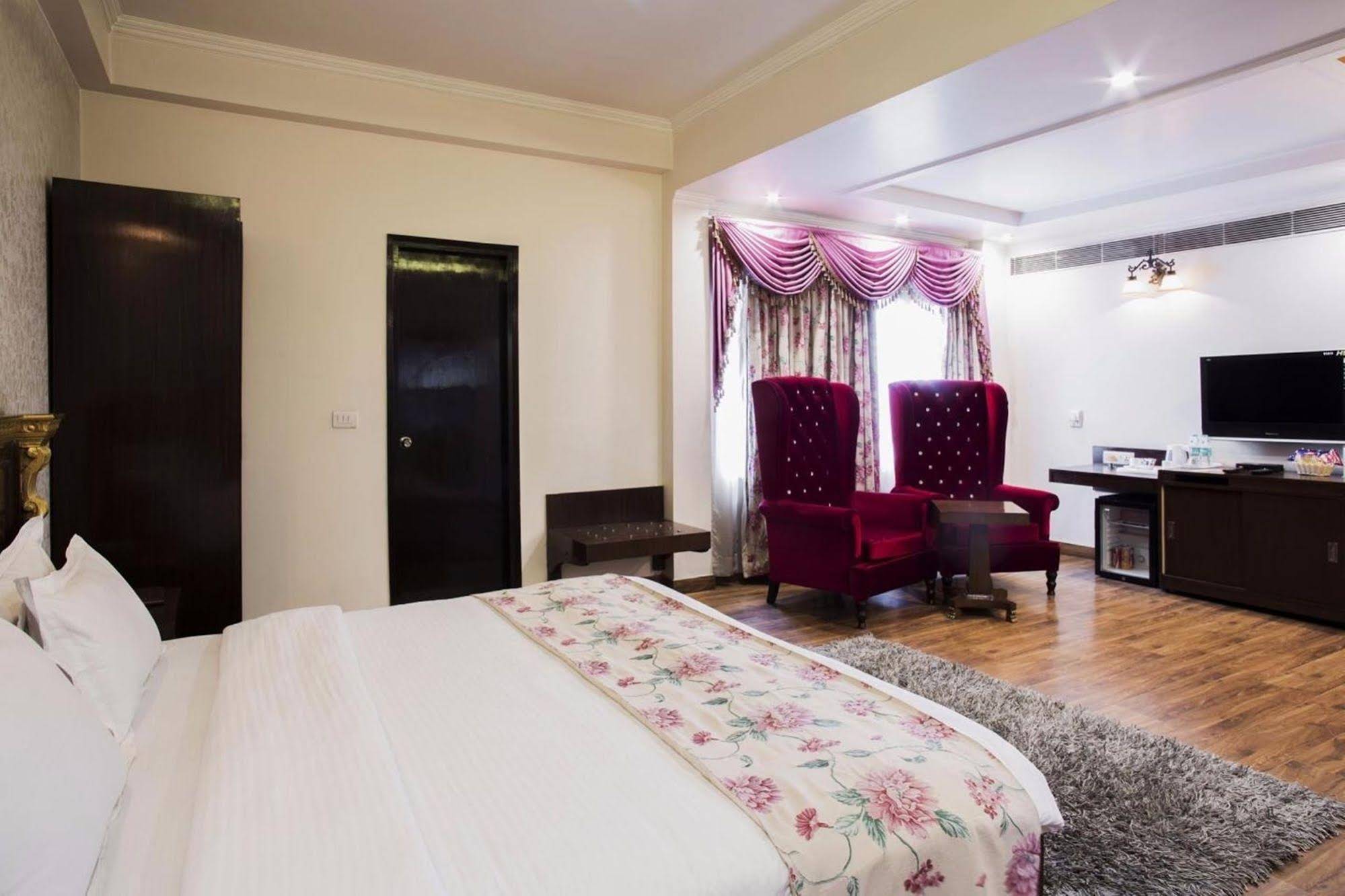 Rockland Hotel C R Park