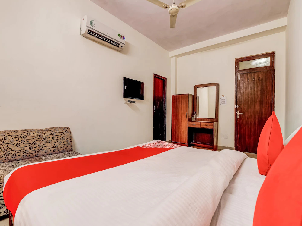 Vishwakarma Palace by OYO Rooms