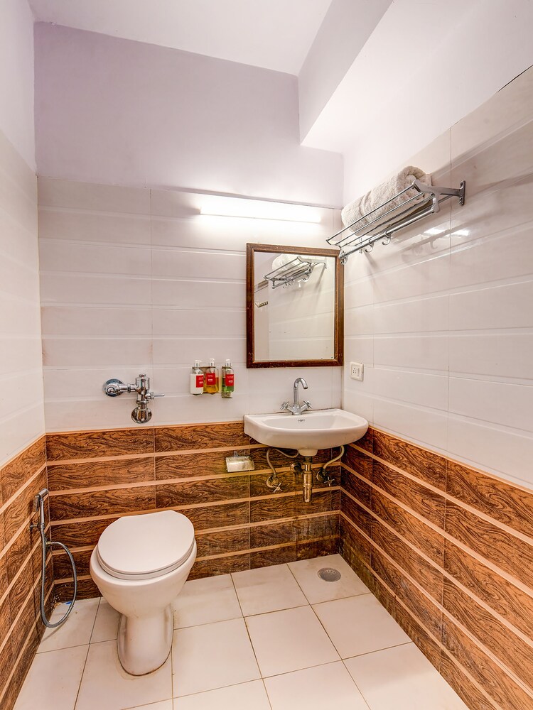 Vishwakarma Palace by OYO Rooms