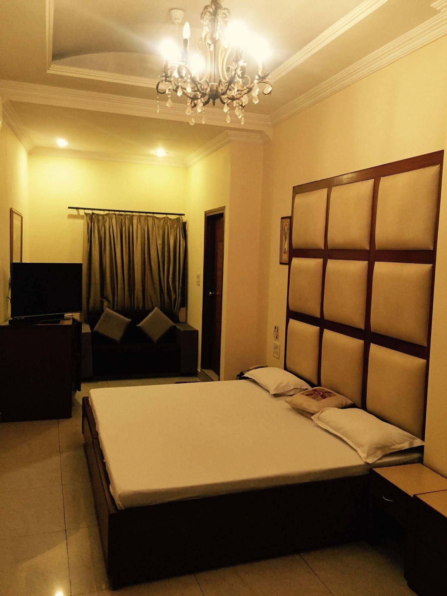 Vivek Hotel