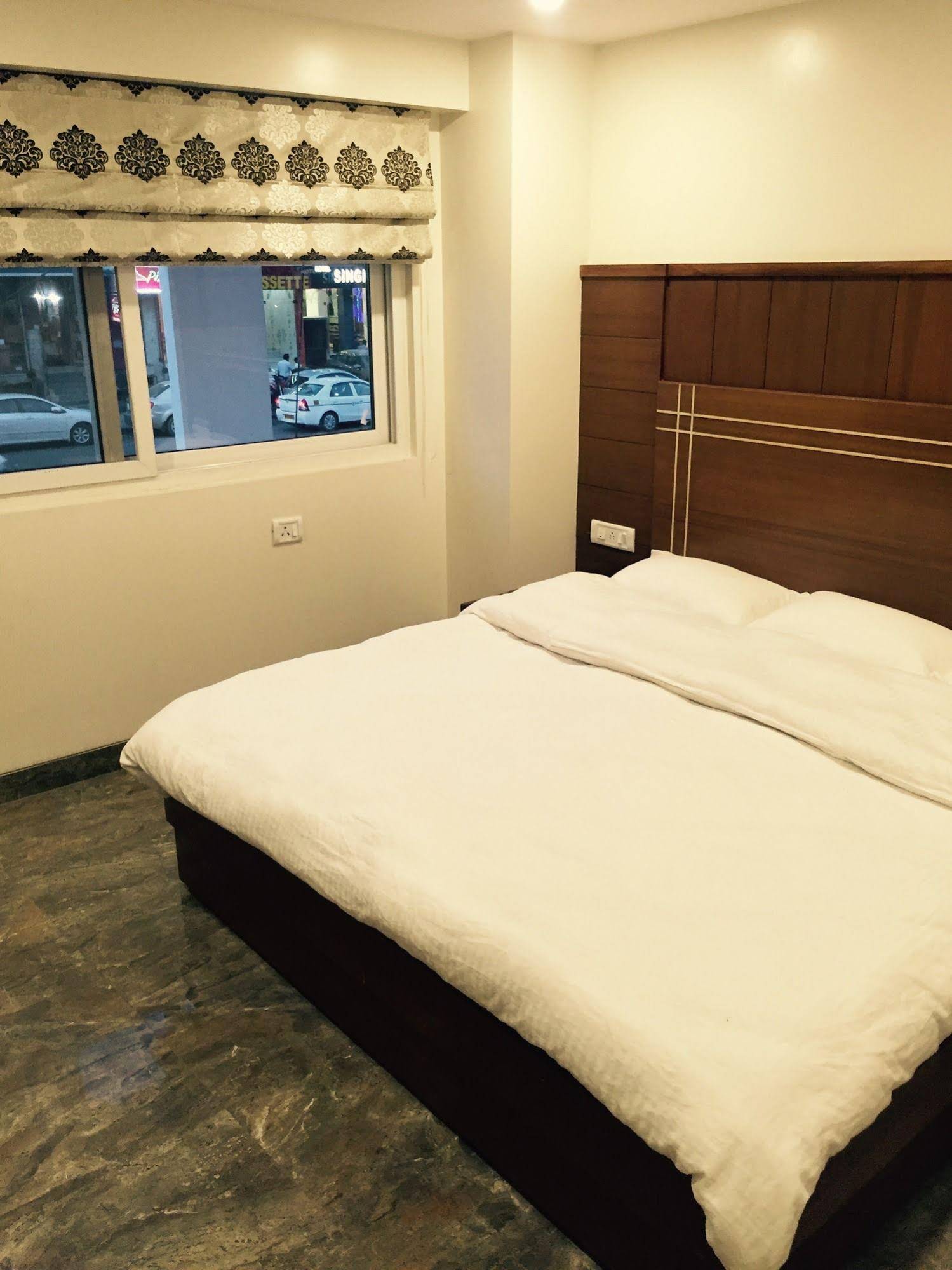 Vivek Hotel