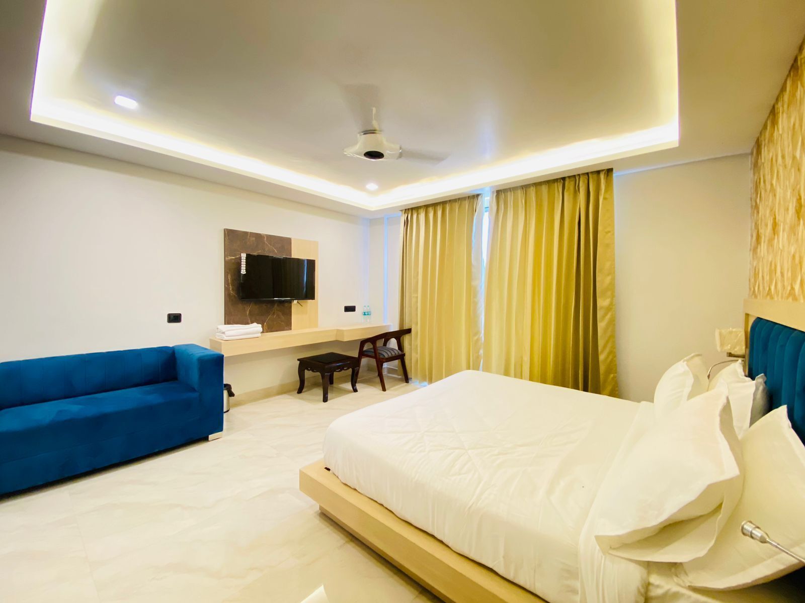 Hotel Holiday Grand Near Expo Mart