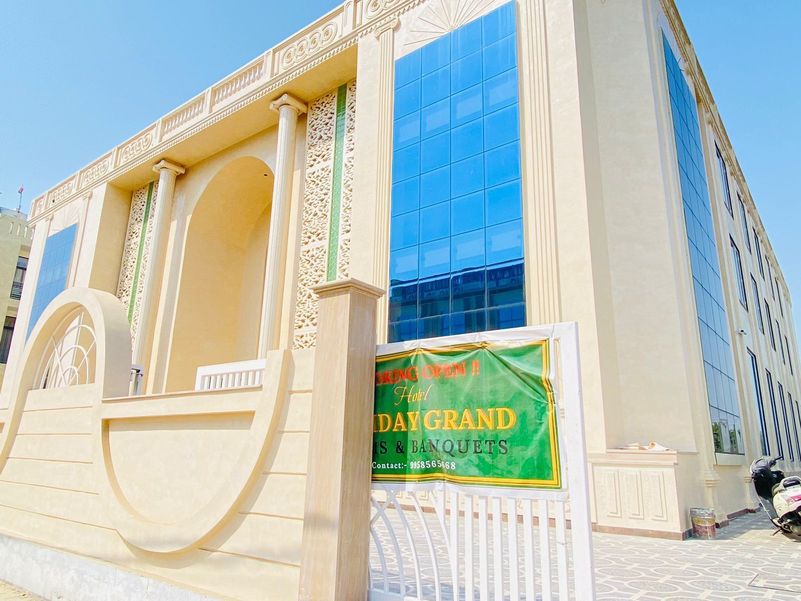 Hotel Holiday Grand Near Expo Mart