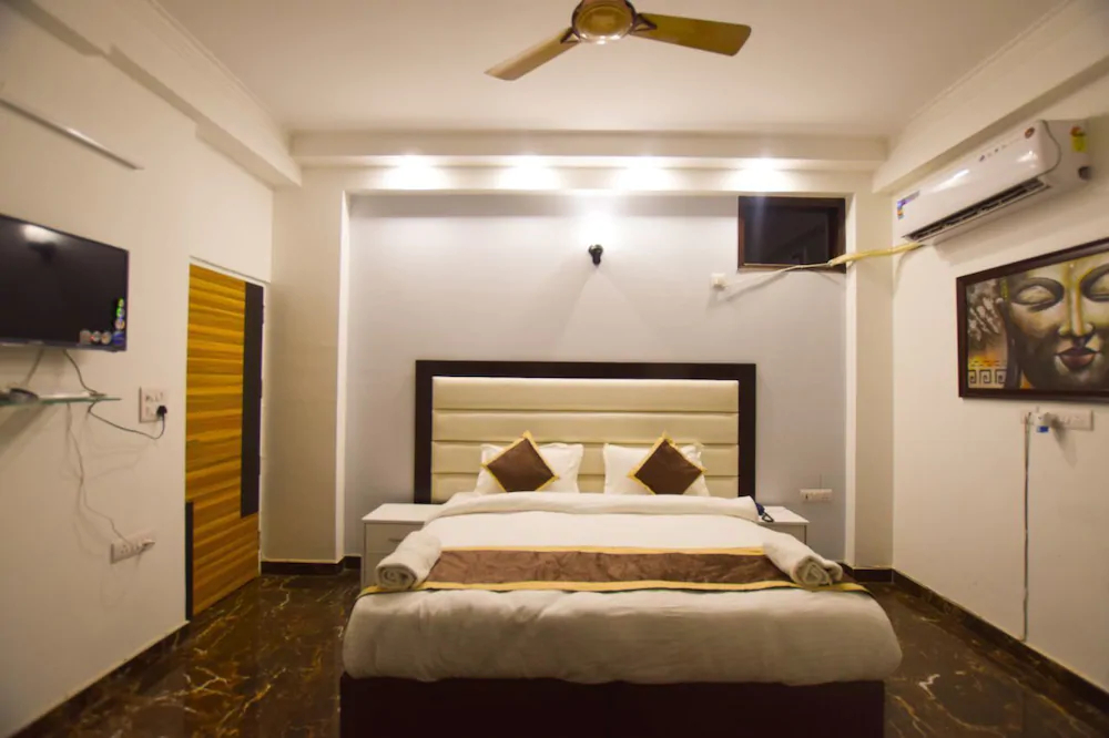 Collection O 50154 Sangvi Palace