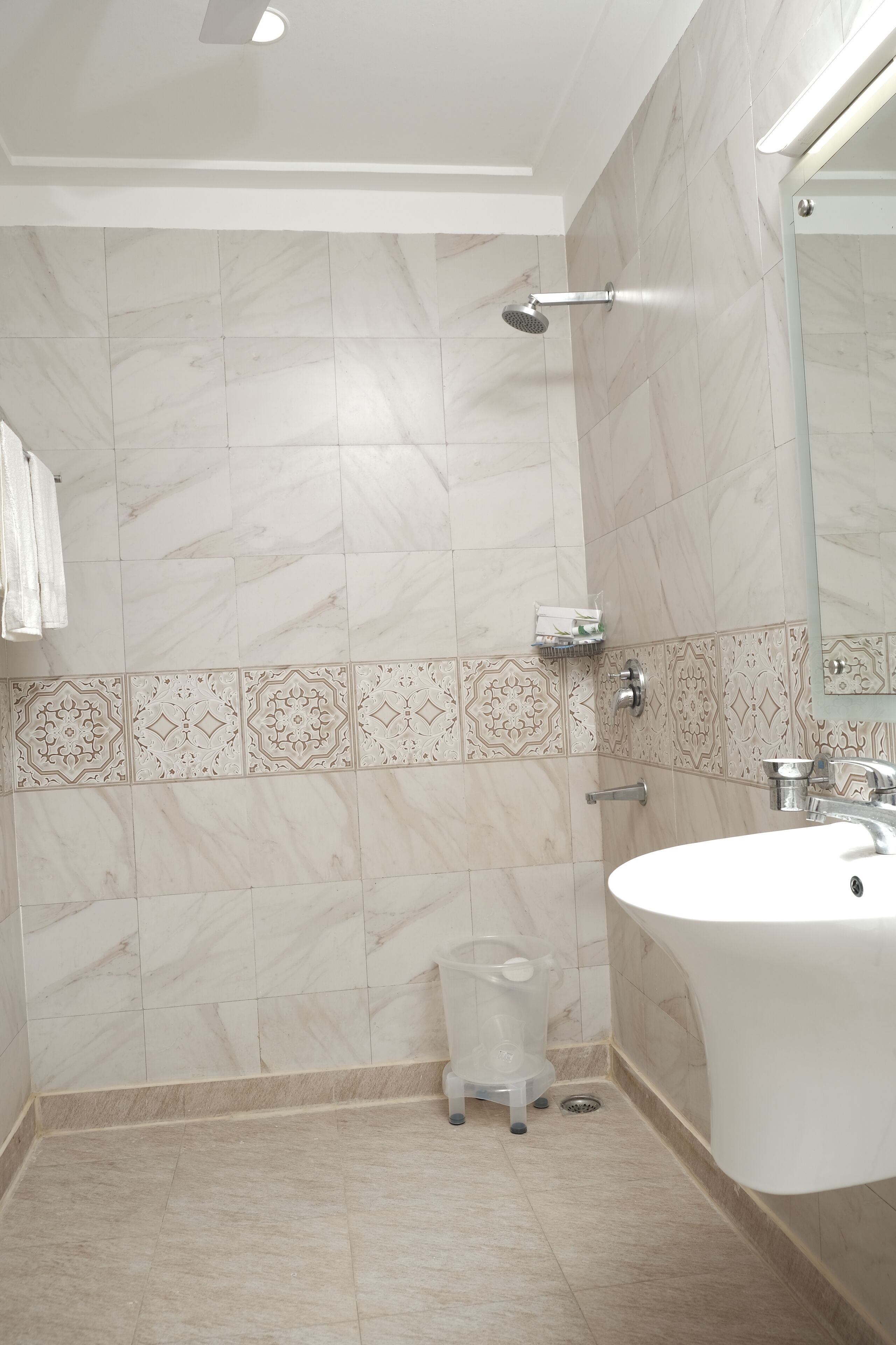 Capital O 87040 Hotel Kesar