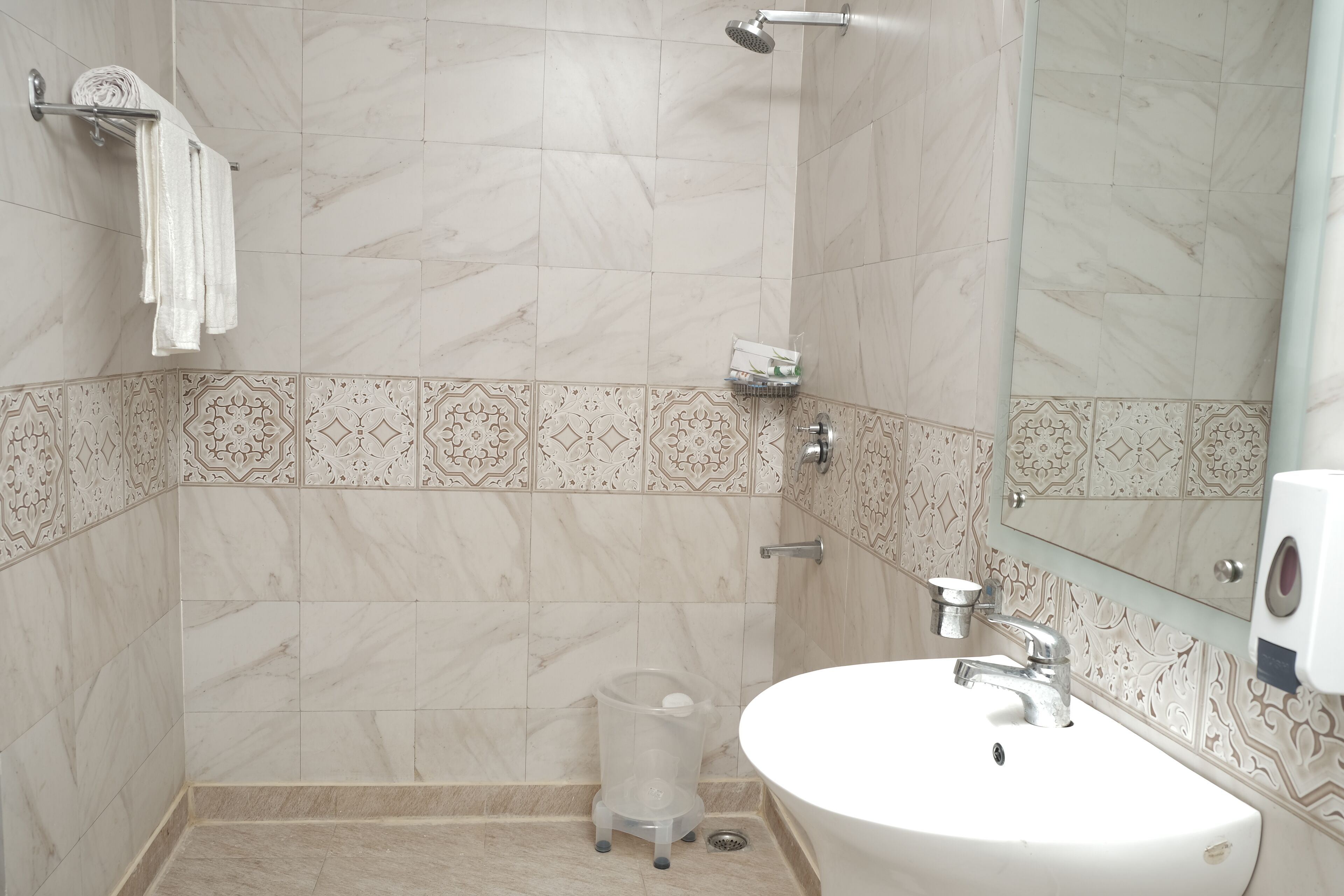 Capital O 87040 Hotel Kesar