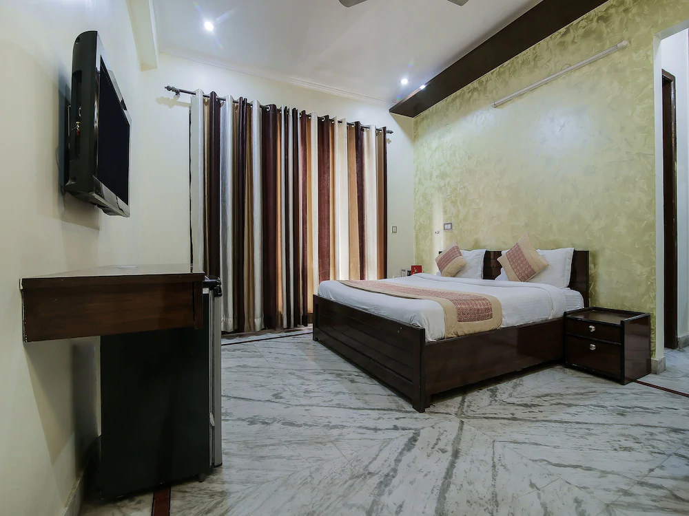 Dev Palace by OYO Rooms