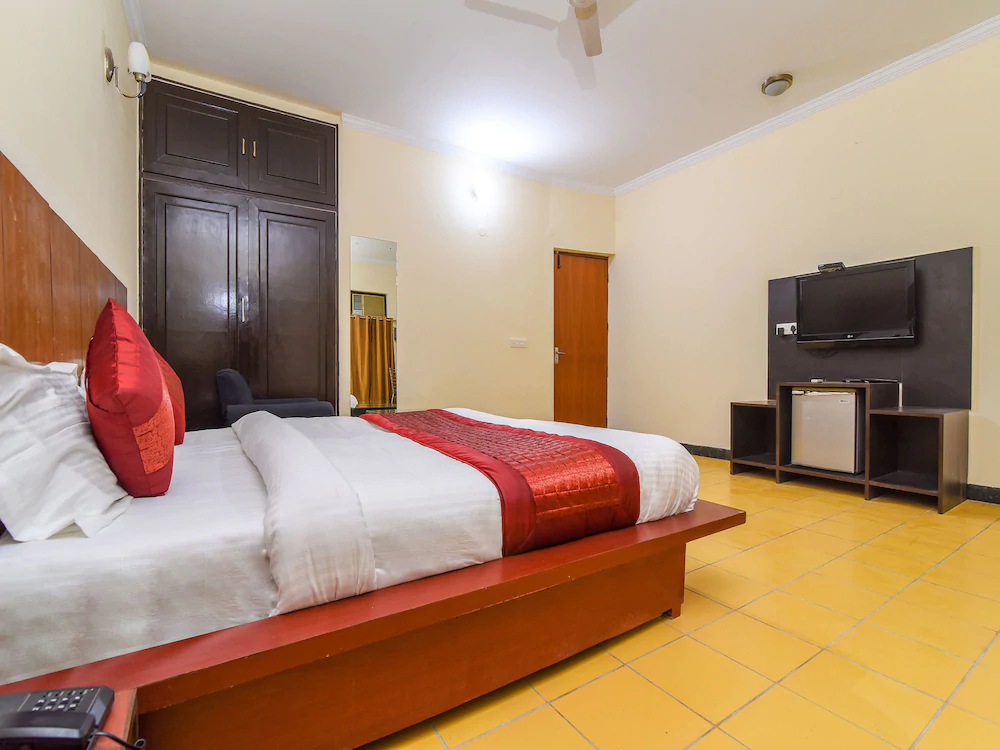 Purple Star Hotel by OYO Rooms