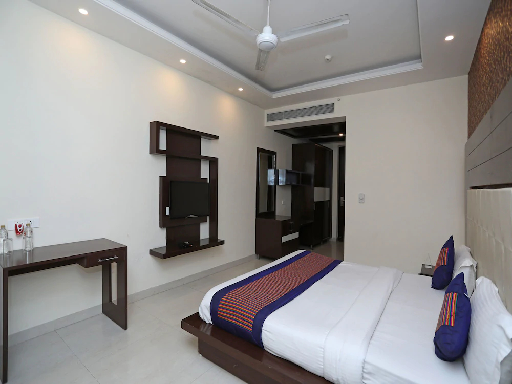 Qcent Gurgaon by OYO Rooms