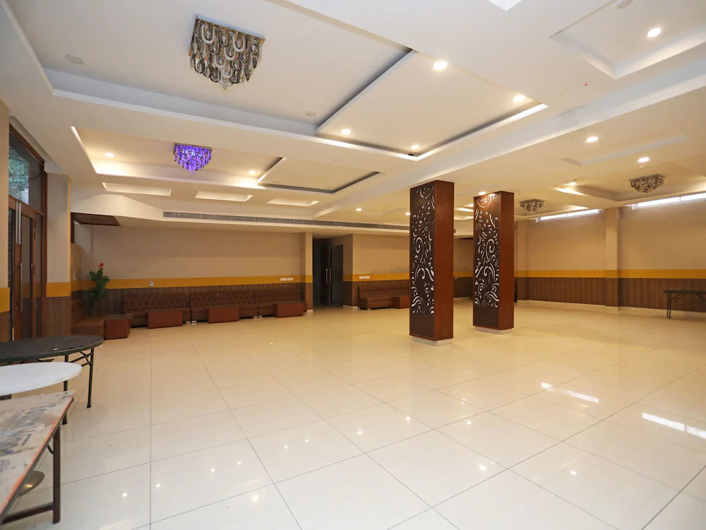 Qcent Gurgaon by OYO Rooms