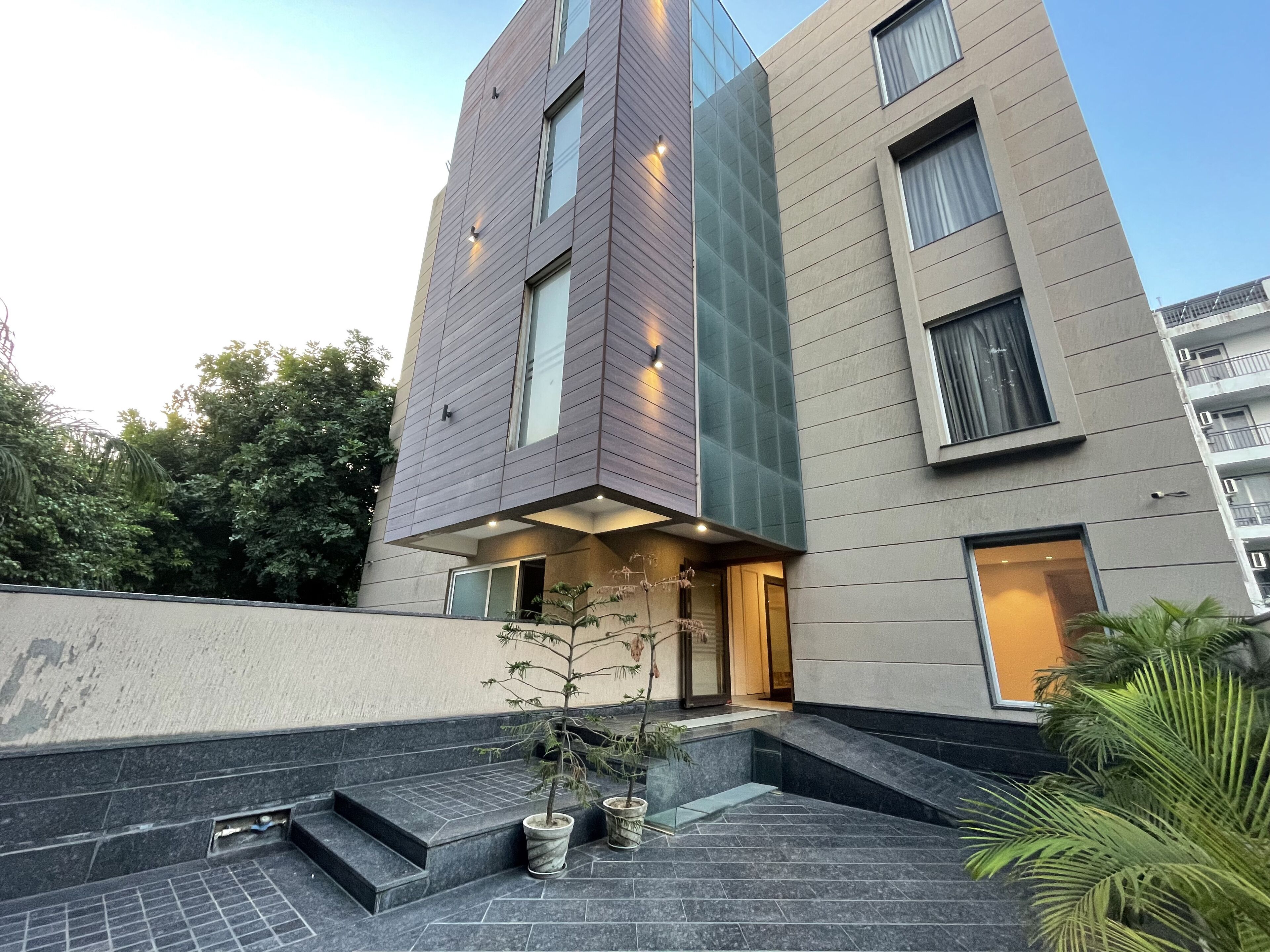 Saltstayz Select - Galleria Market & Golf Course Road