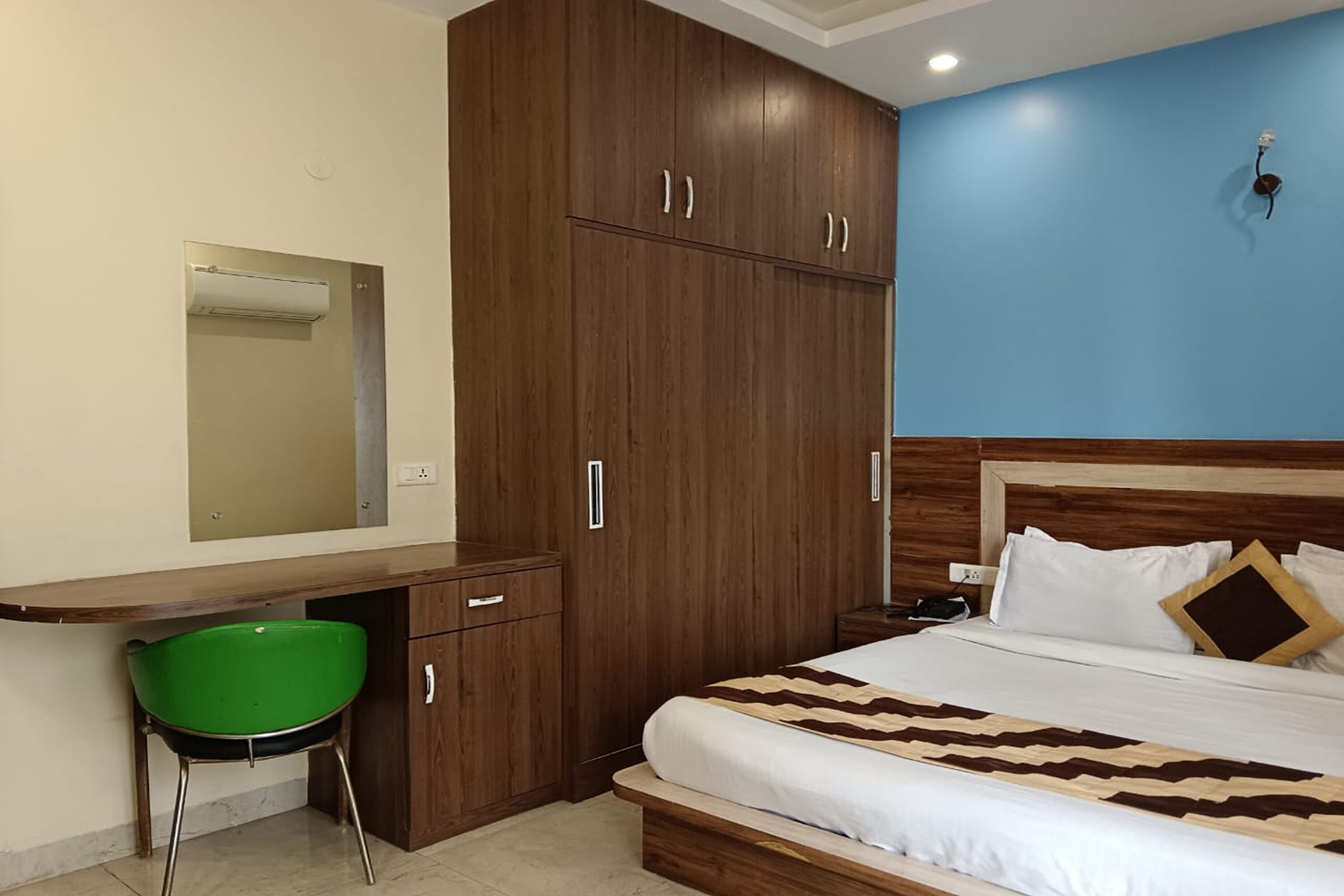 The Indian Hotel & Kitchen