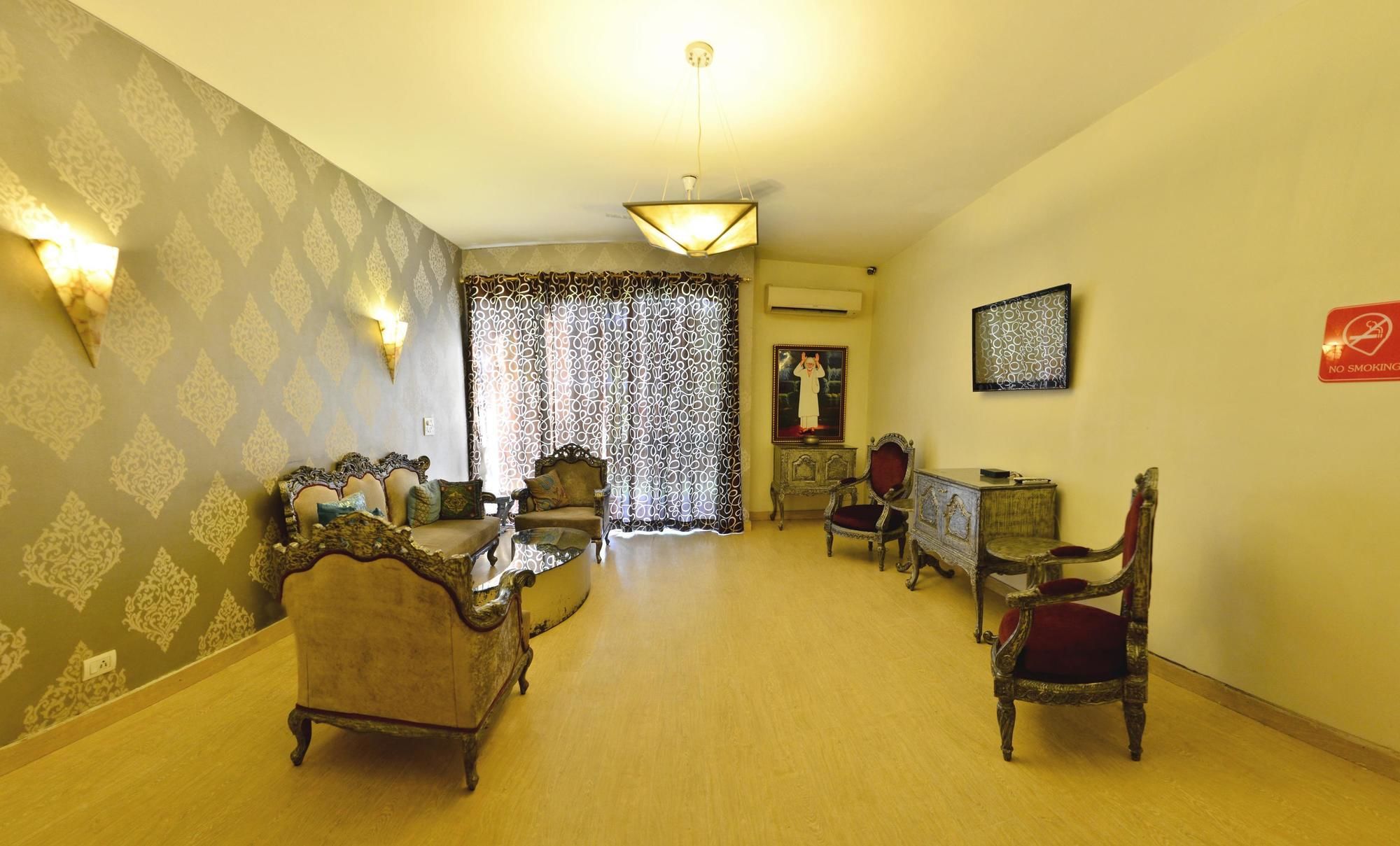 Hotel Gem 92 Residency