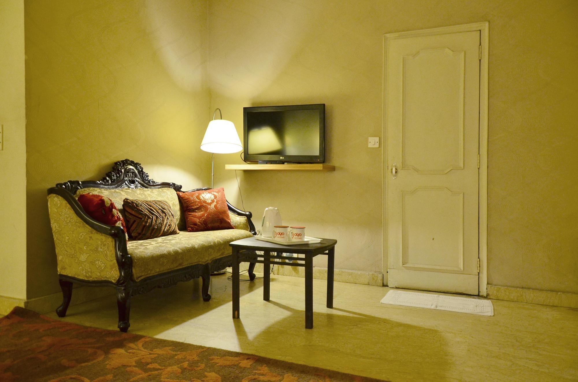 Hotel Gem 92 Residency