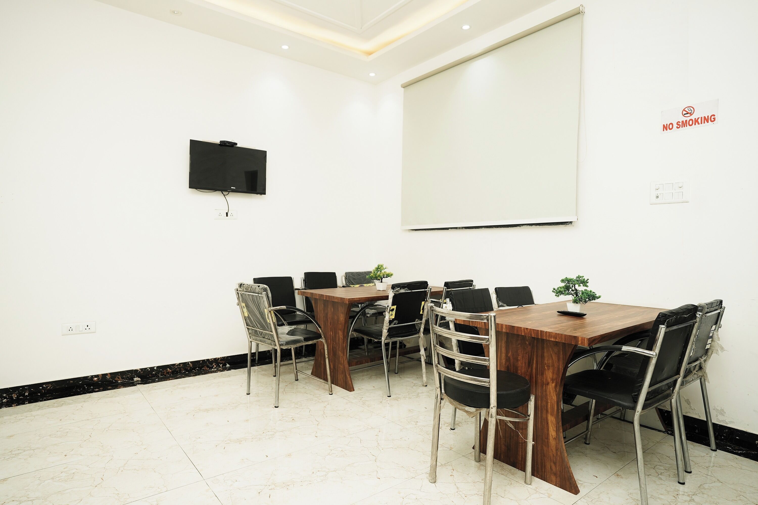 Hotel Ishaan Palace Near IGI Delhi Airport