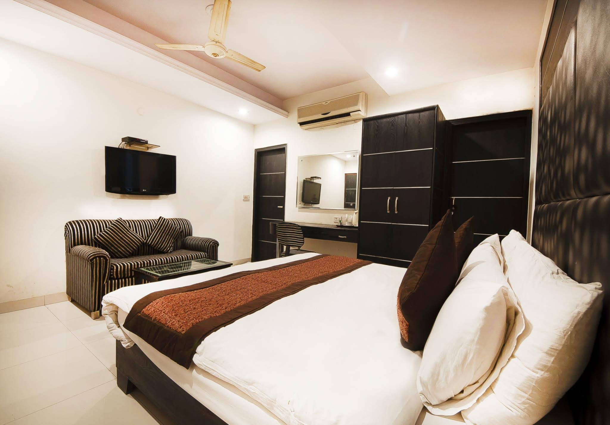 Capital O 48270 Hotel Mehar Castle