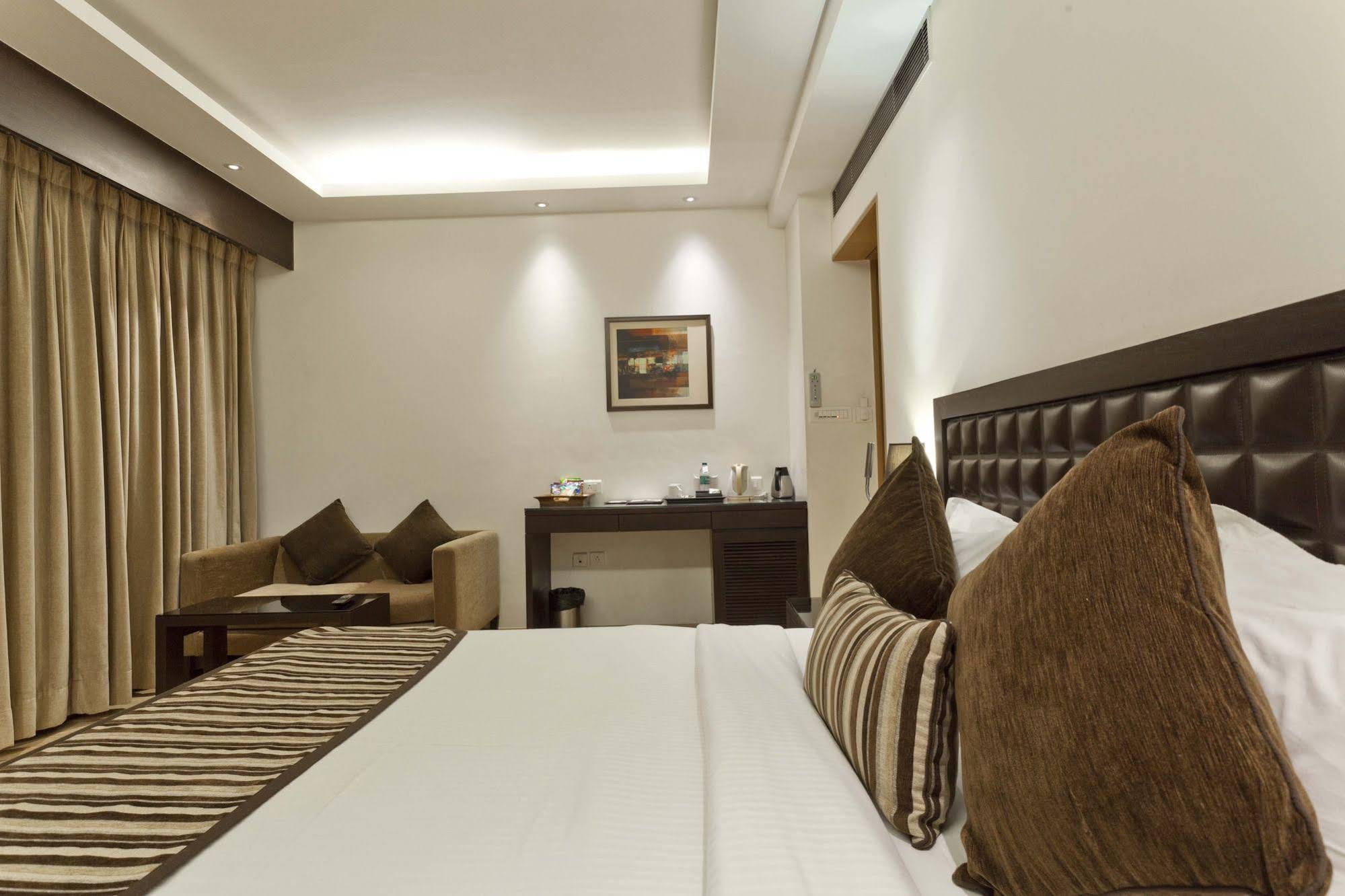Hotel Saket 27