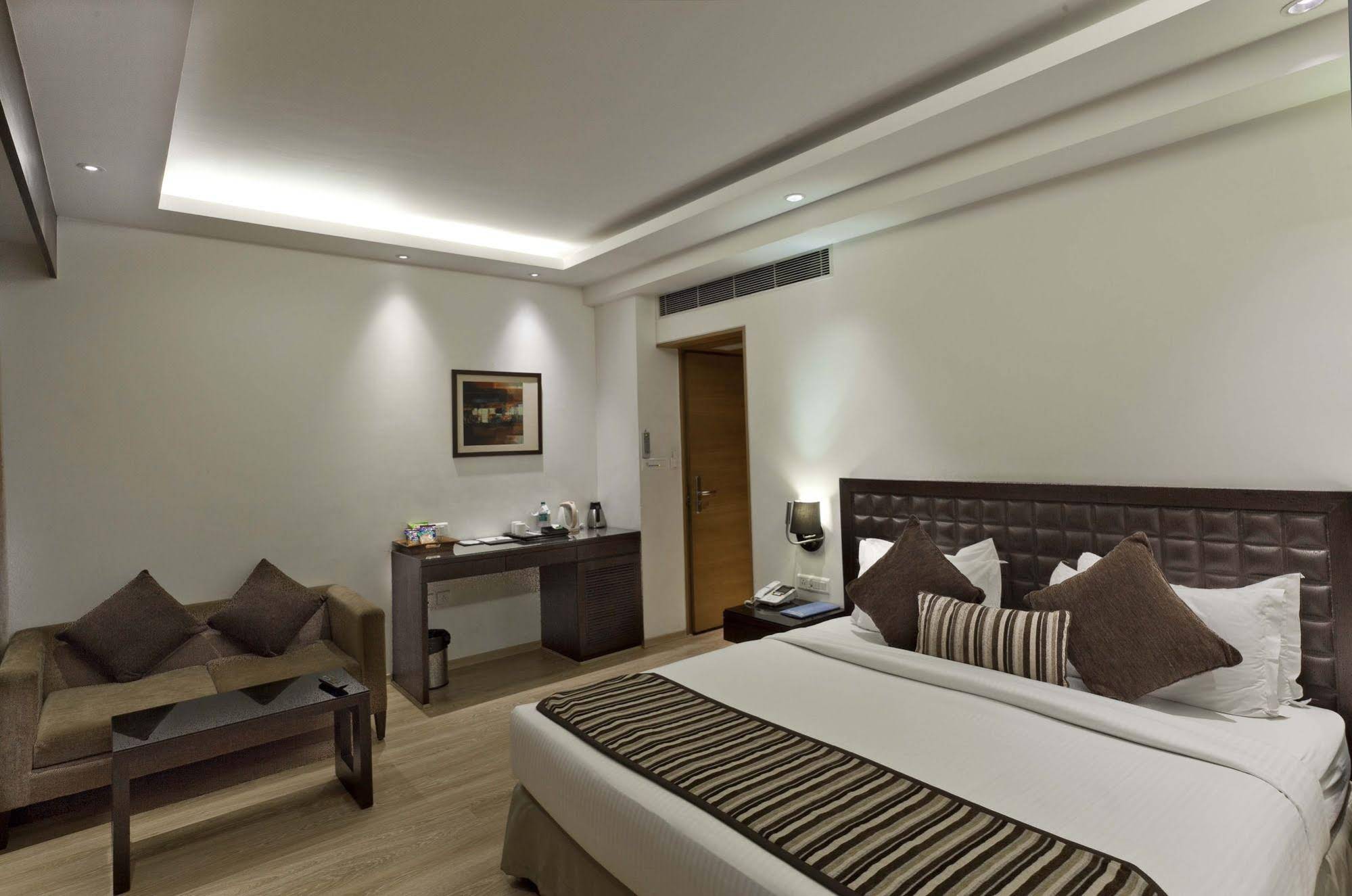 Hotel Saket 27