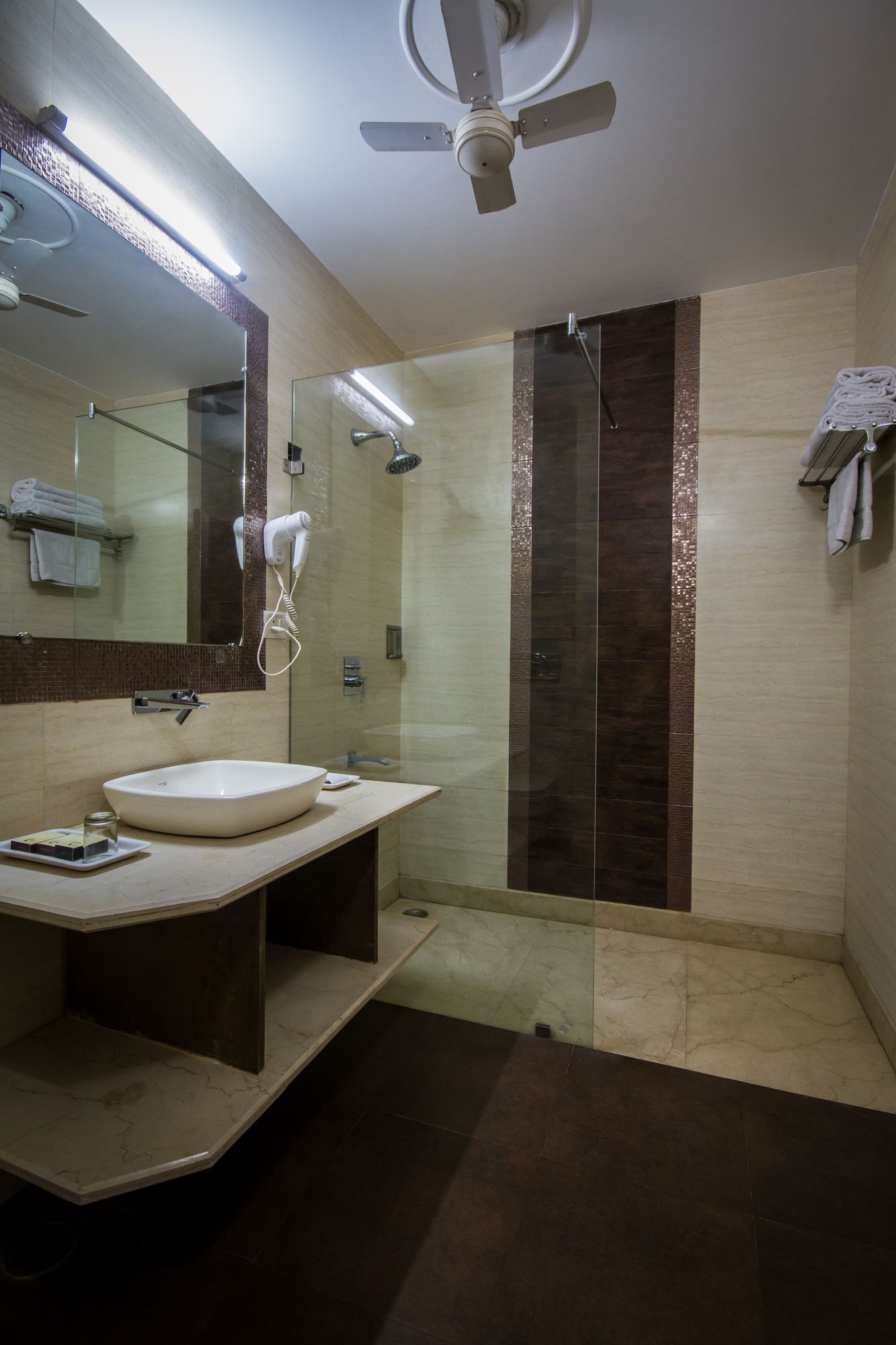 Hotel Suncourt Yatri
