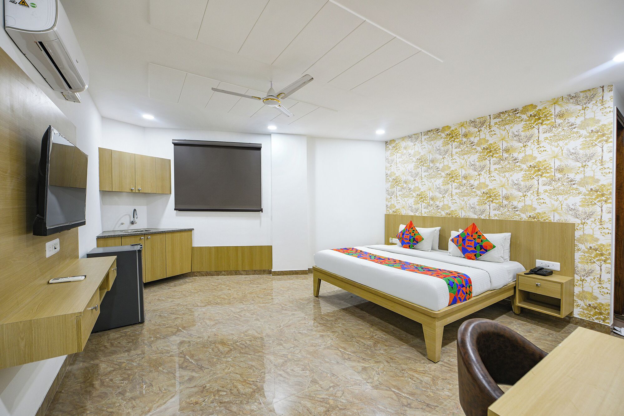 Luxe 8 Stayz By FabHotel