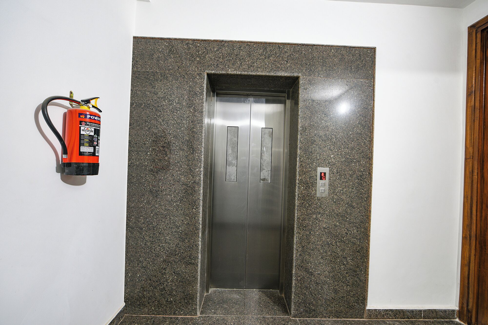 Luxe 8 Stayz By FabHotel