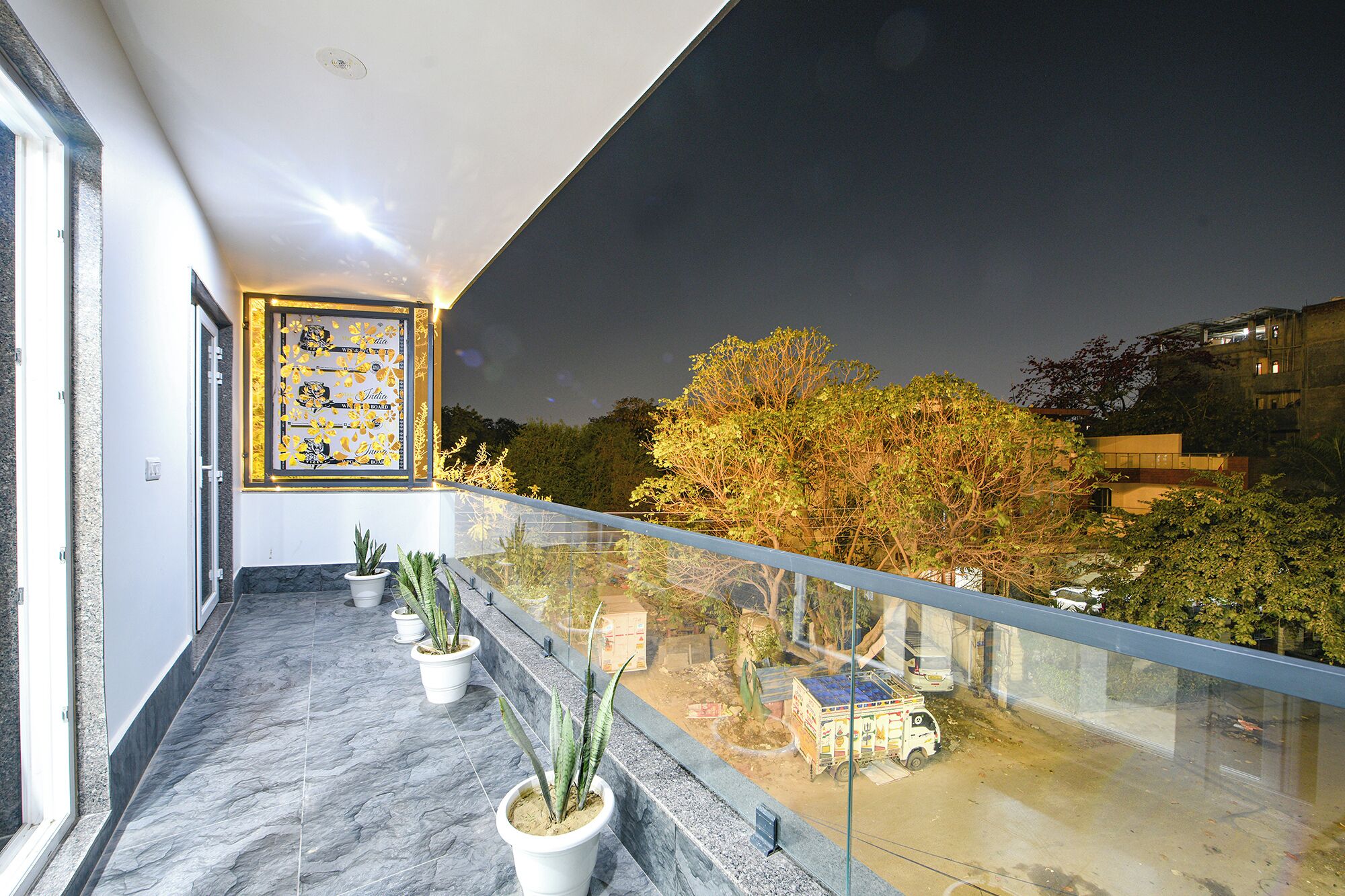 Luxe 8 Stayz By FabHotel