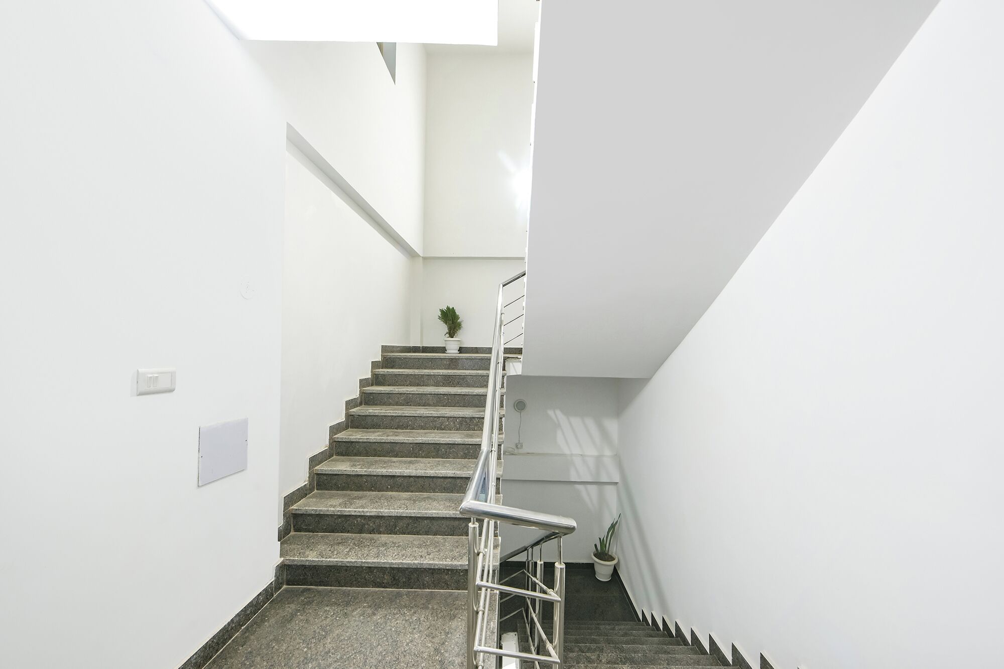 Luxe 8 Stayz By FabHotel