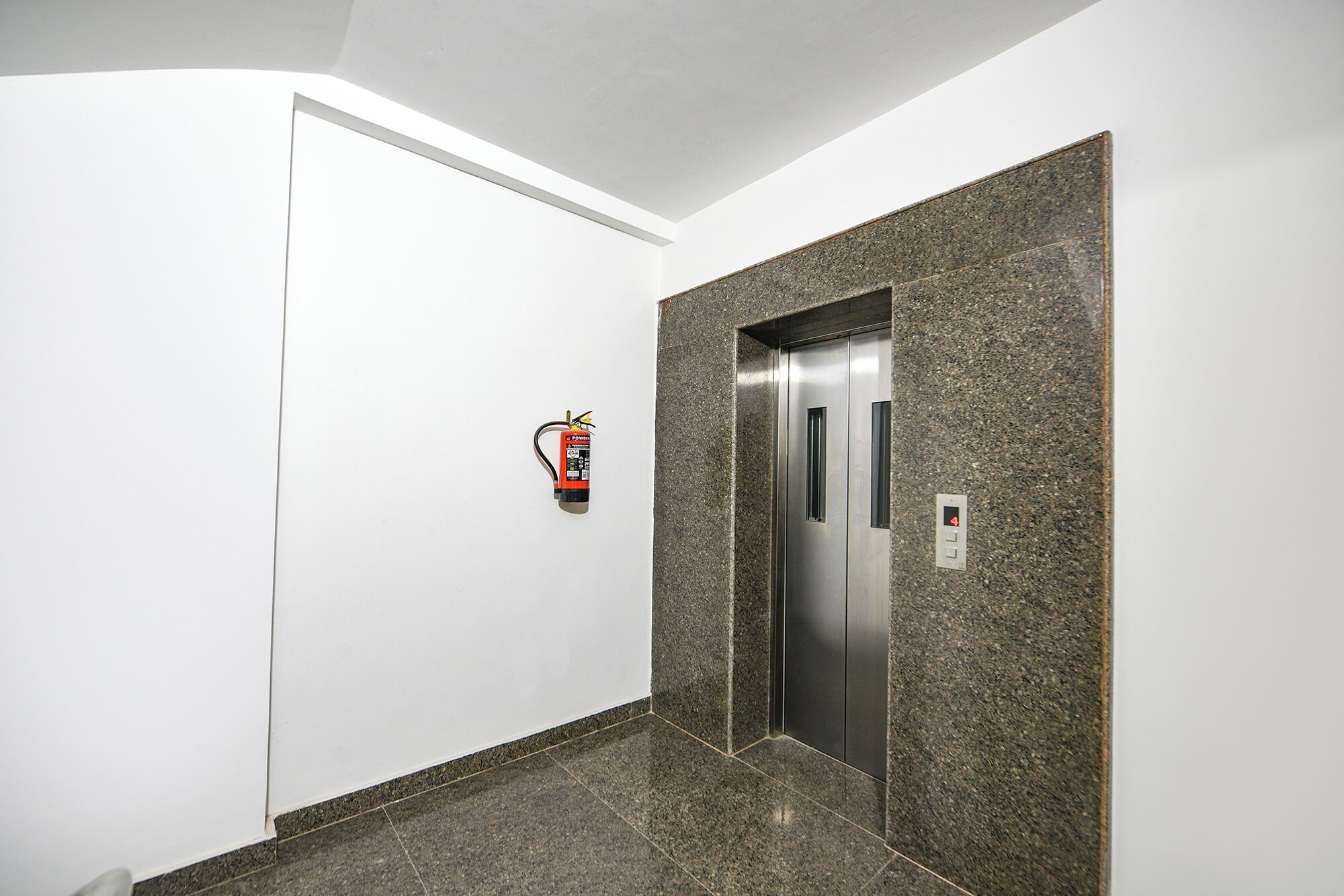 Luxe 8 Stayz By FabHotel