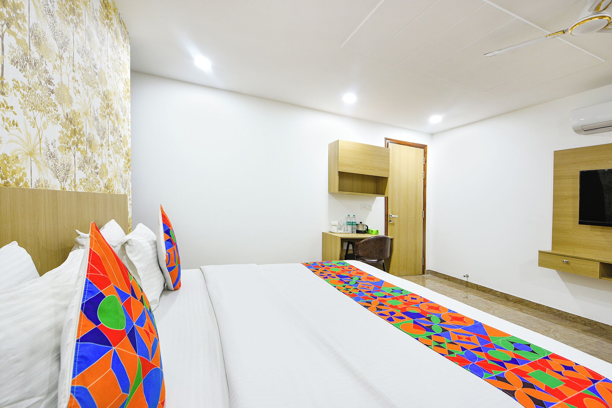 Luxe 8 Stayz By FabHotel