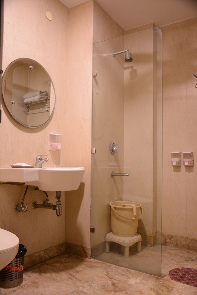 OYO Premium WEA Karol Bagh 2