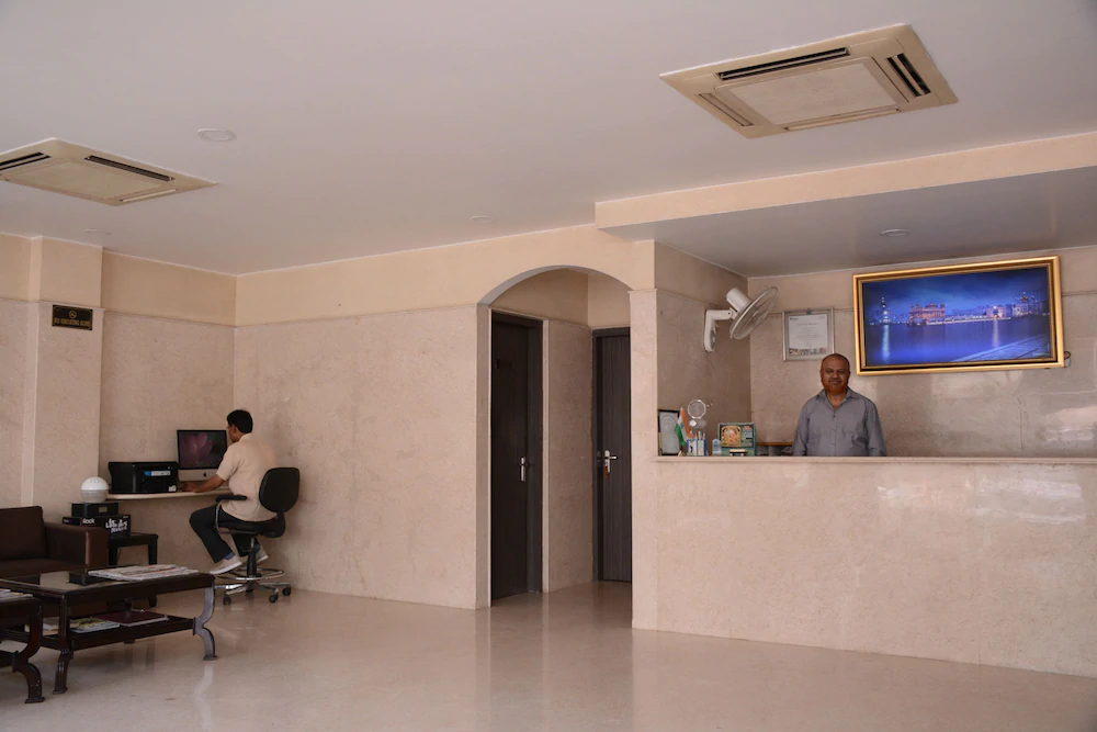 OYO Premium WEA Karol Bagh 2