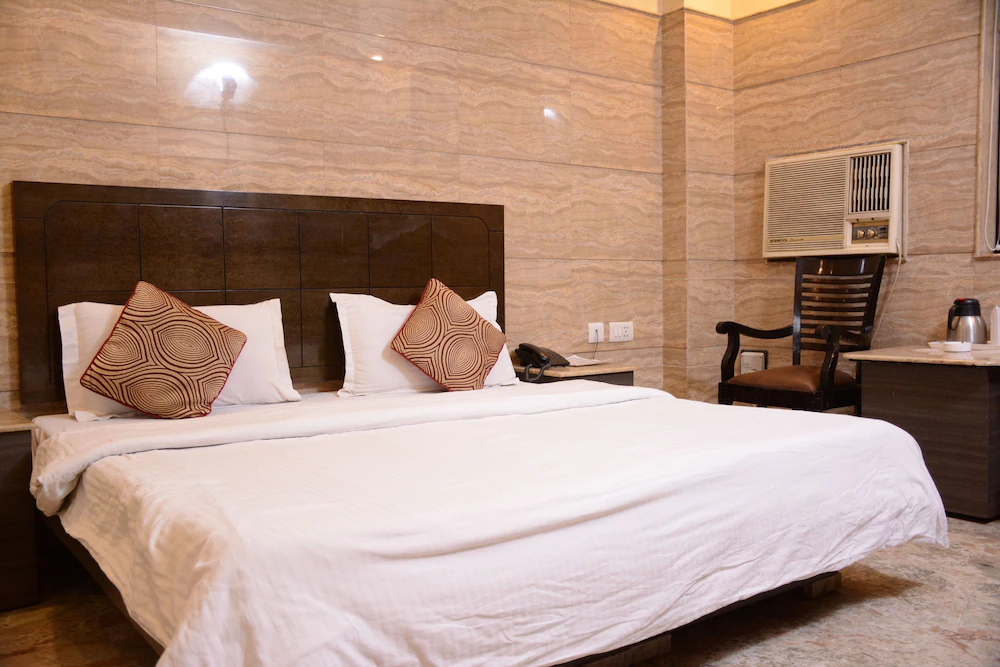 OYO Premium WEA Karol Bagh 2