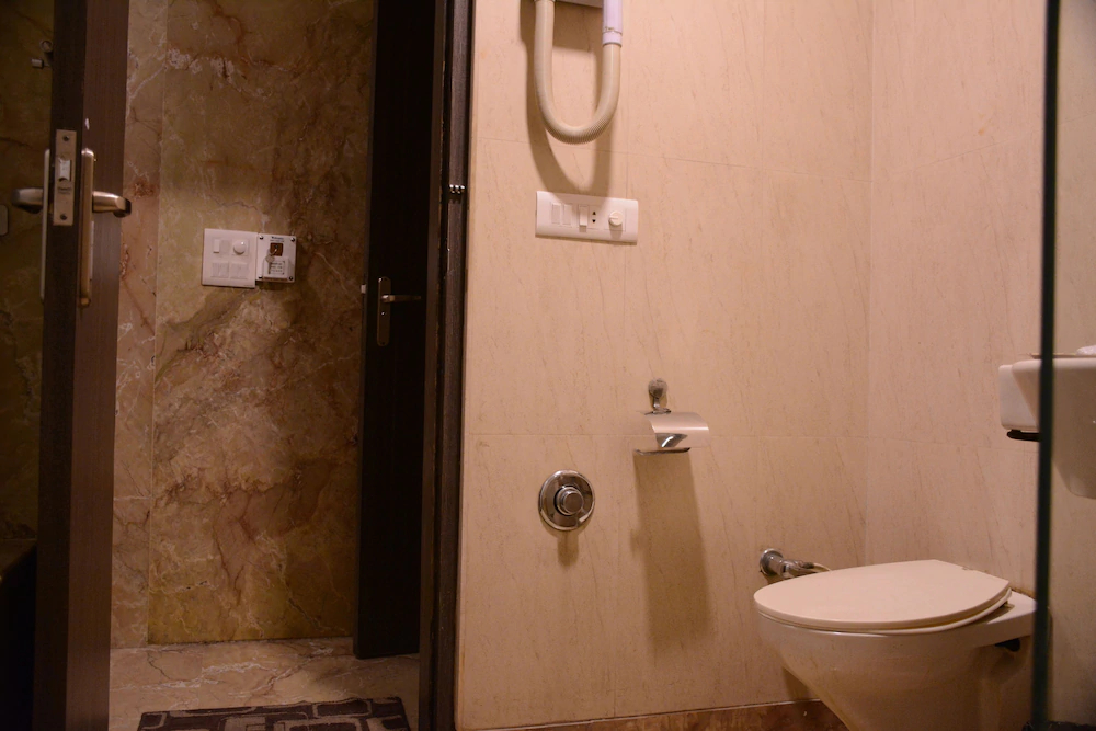 OYO Premium WEA Karol Bagh 2