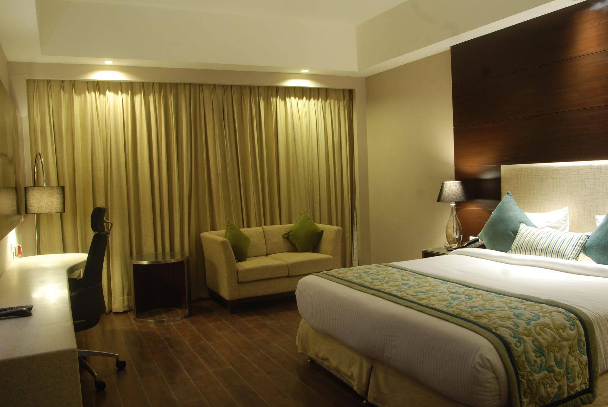 Plutos Hotel