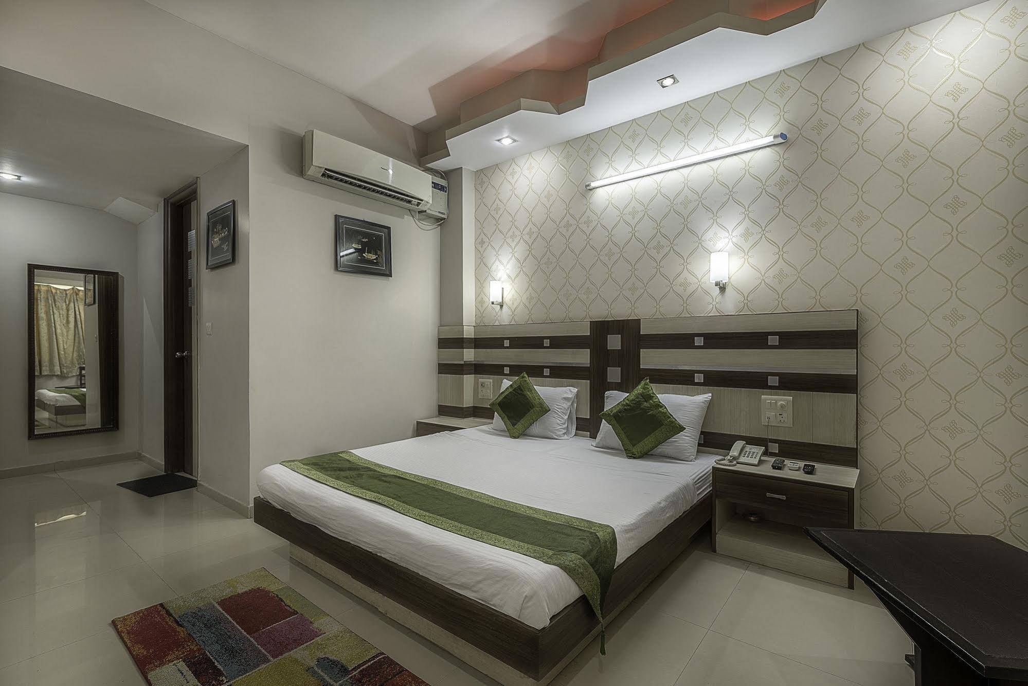 FabHotel Rockwell Plaza