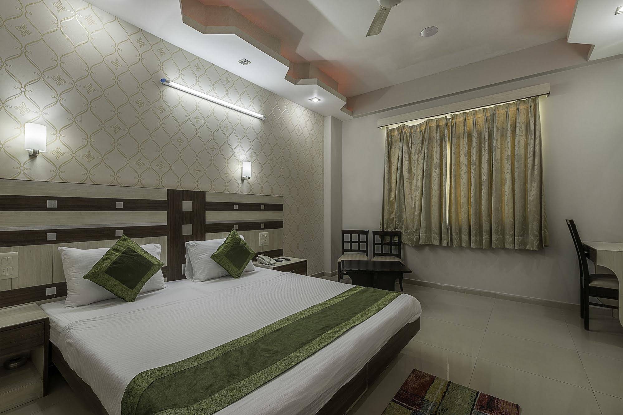 FabHotel Rockwell Plaza