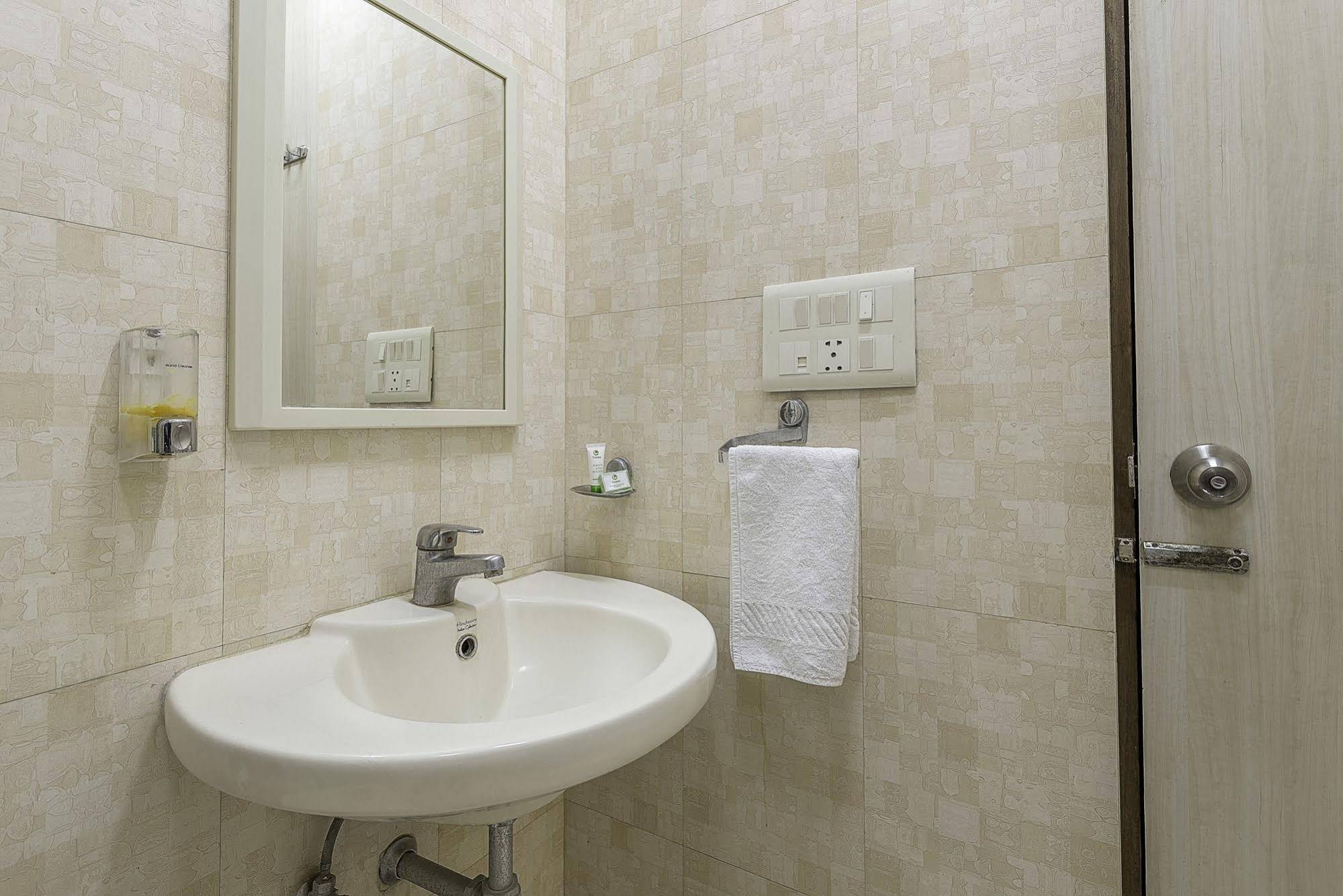 FabHotel Rockwell Plaza