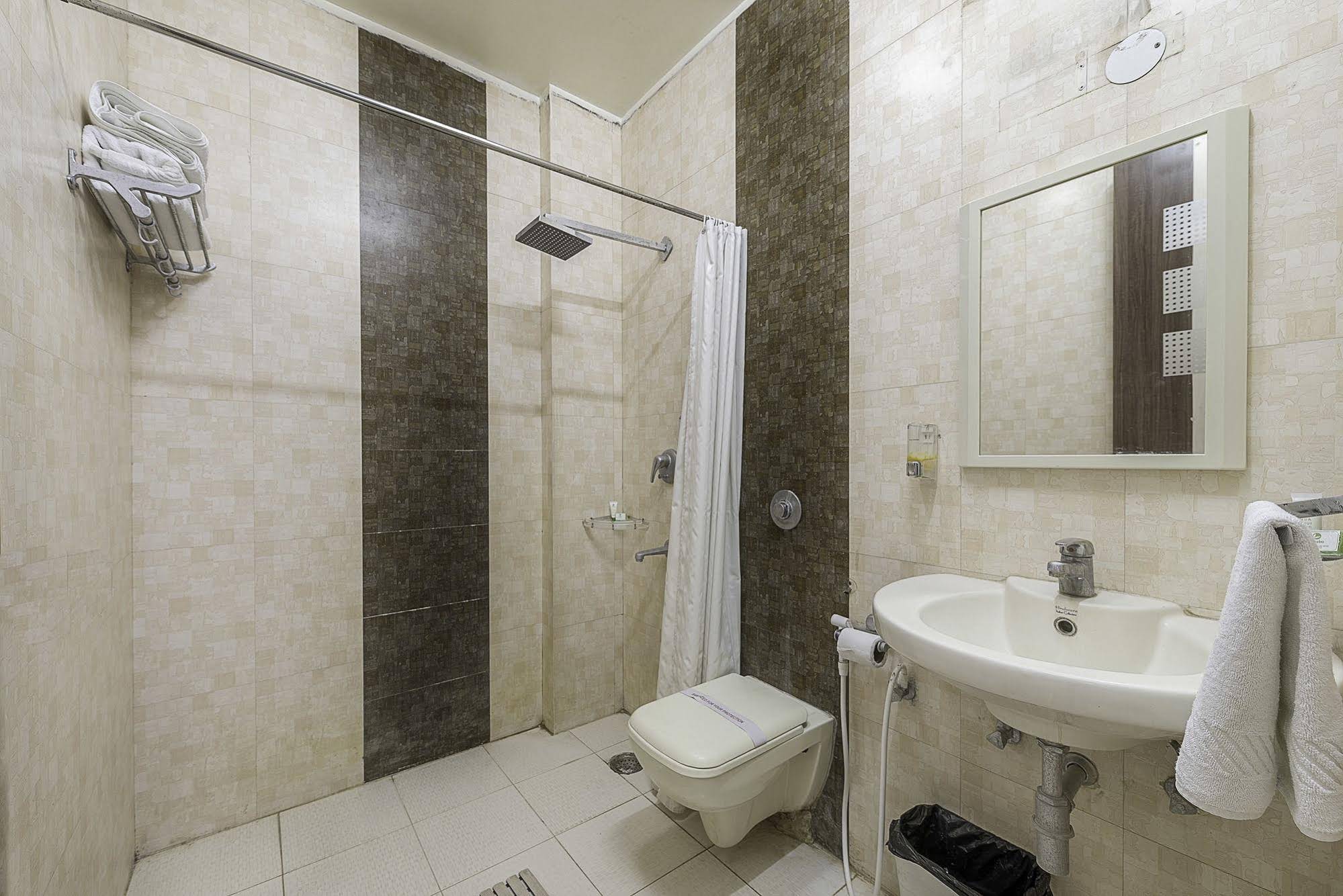 FabHotel Rockwell Plaza