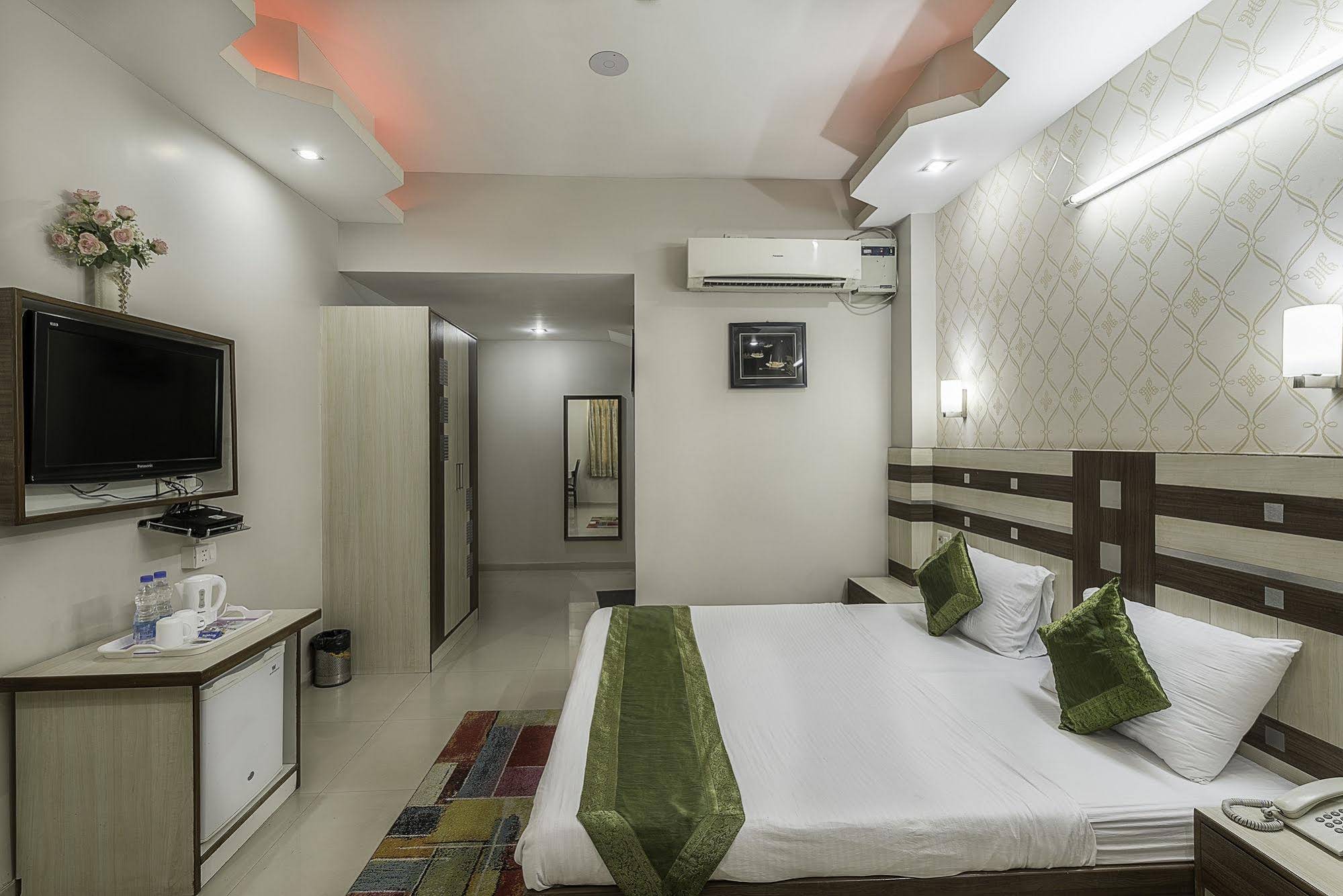 FabHotel Rockwell Plaza