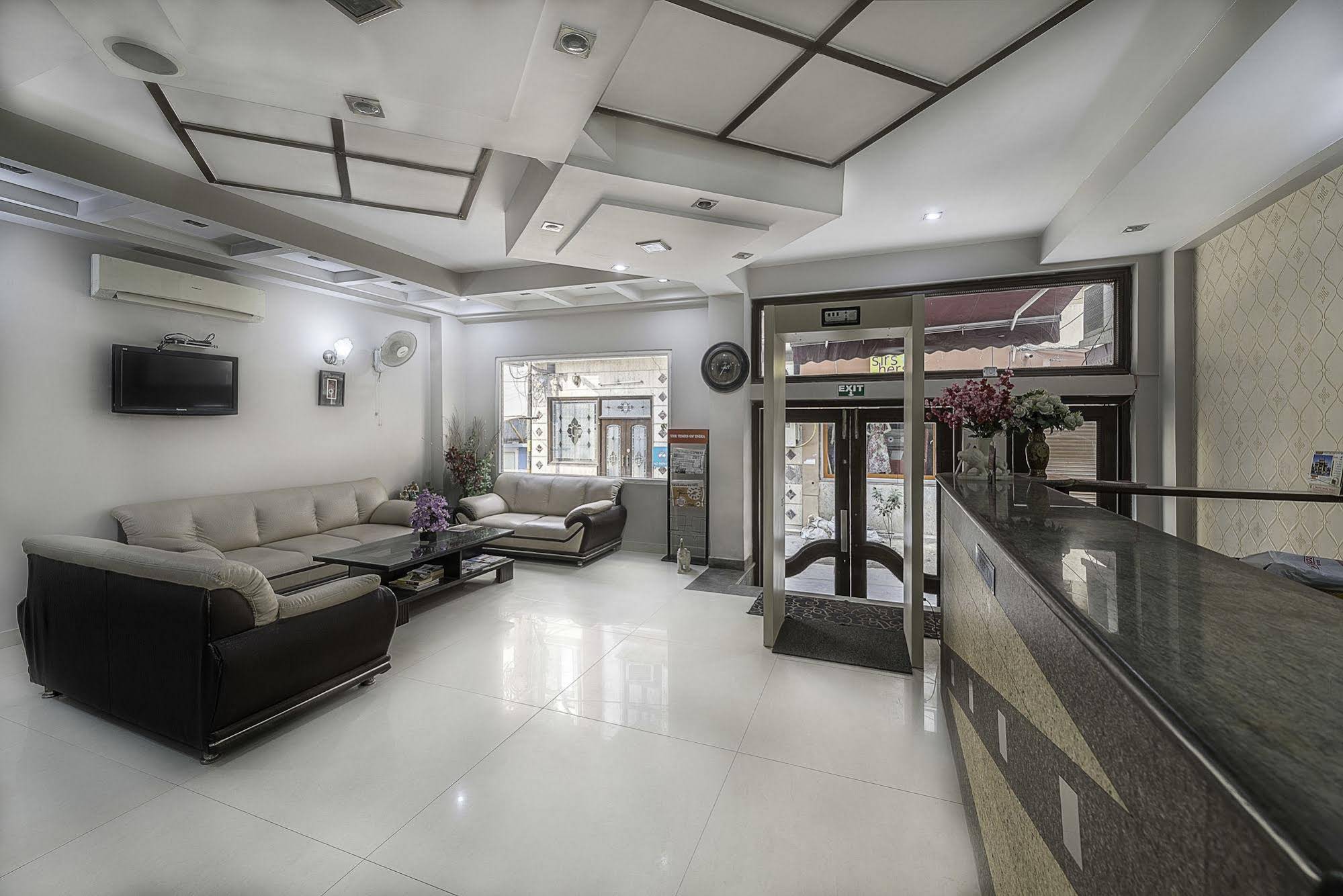 FabHotel Rockwell Plaza