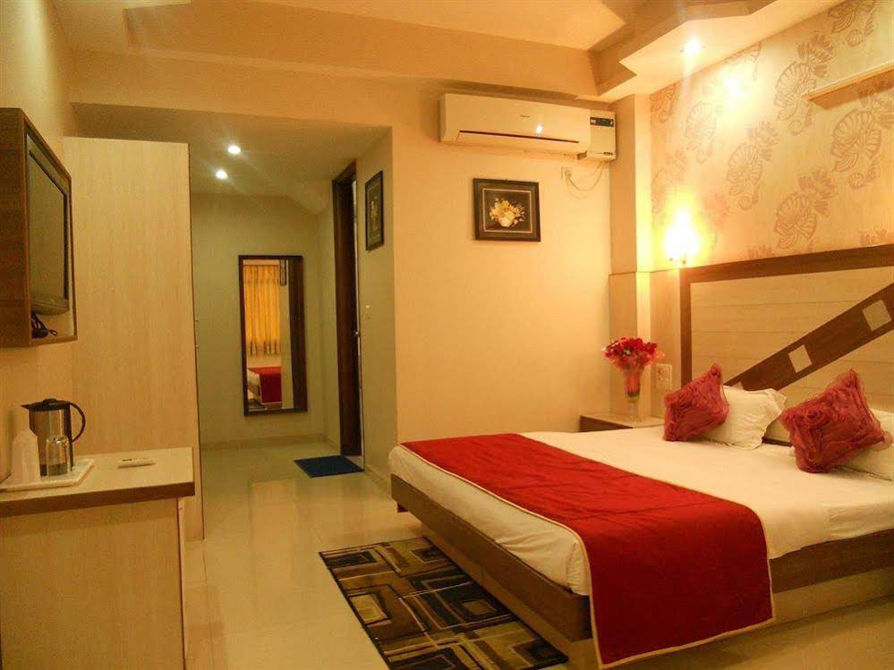 FabHotel Rockwell Plaza