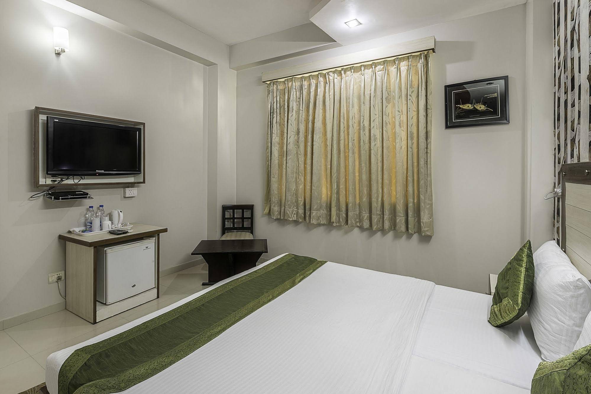 FabHotel Rockwell Plaza
