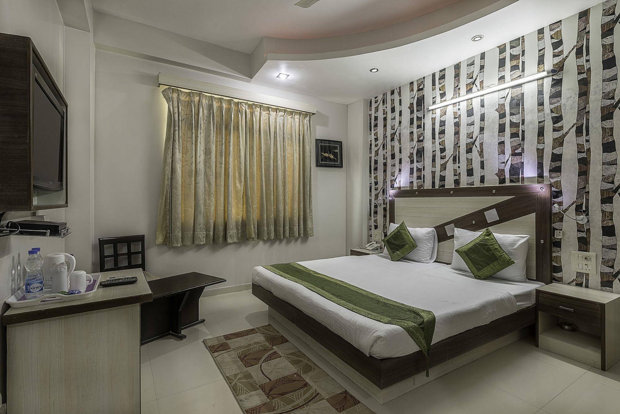 FabHotel Rockwell Plaza