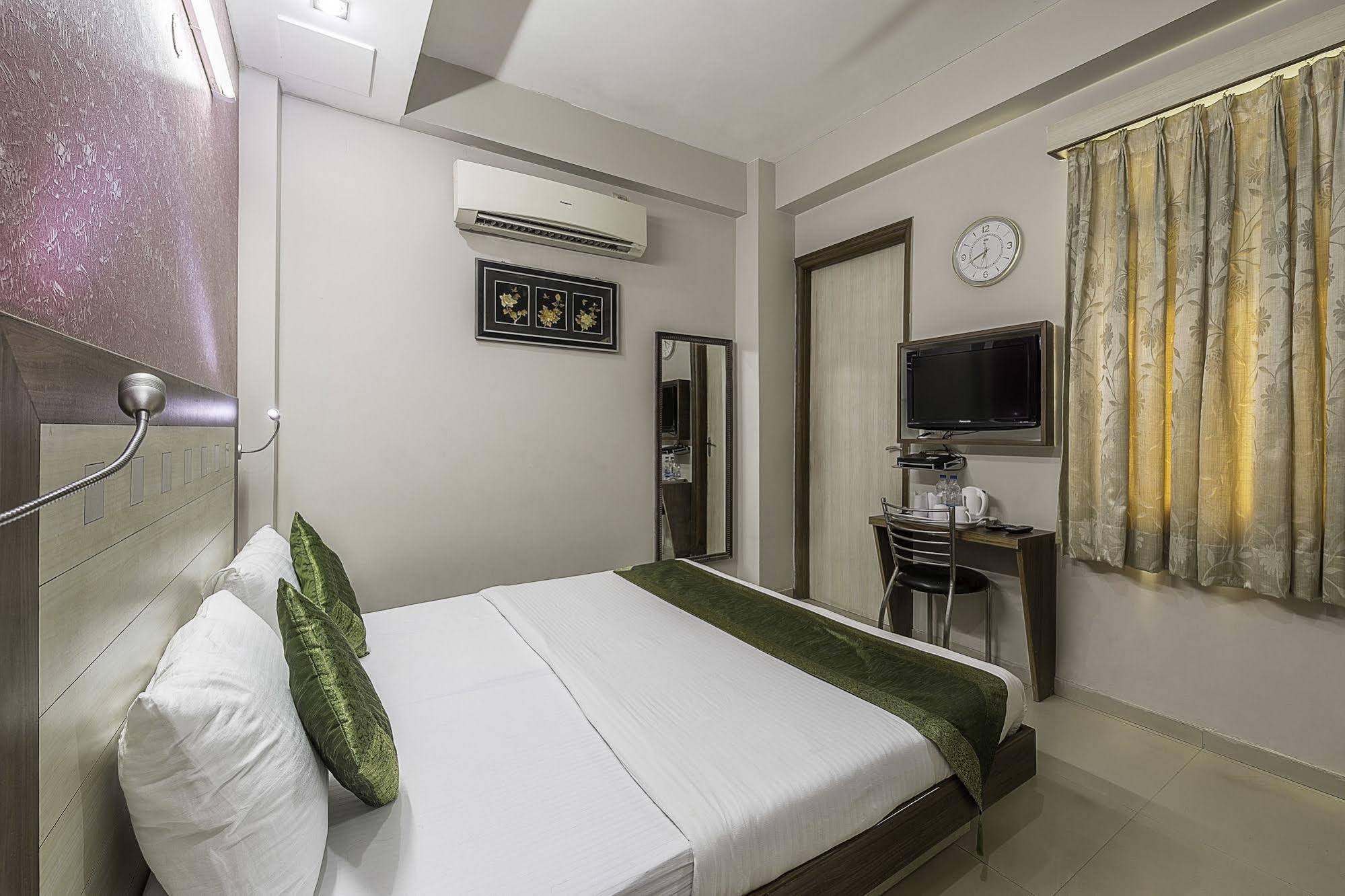 FabHotel Rockwell Plaza