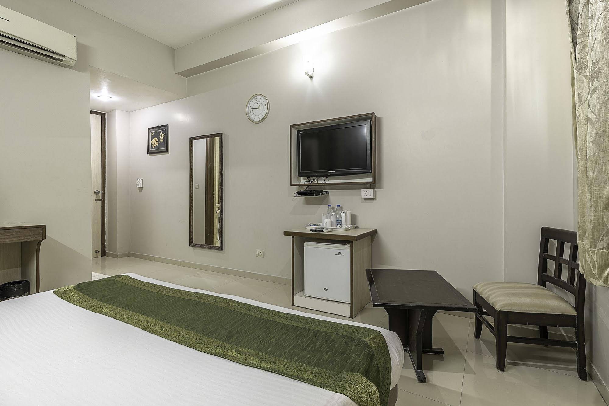 FabHotel Rockwell Plaza