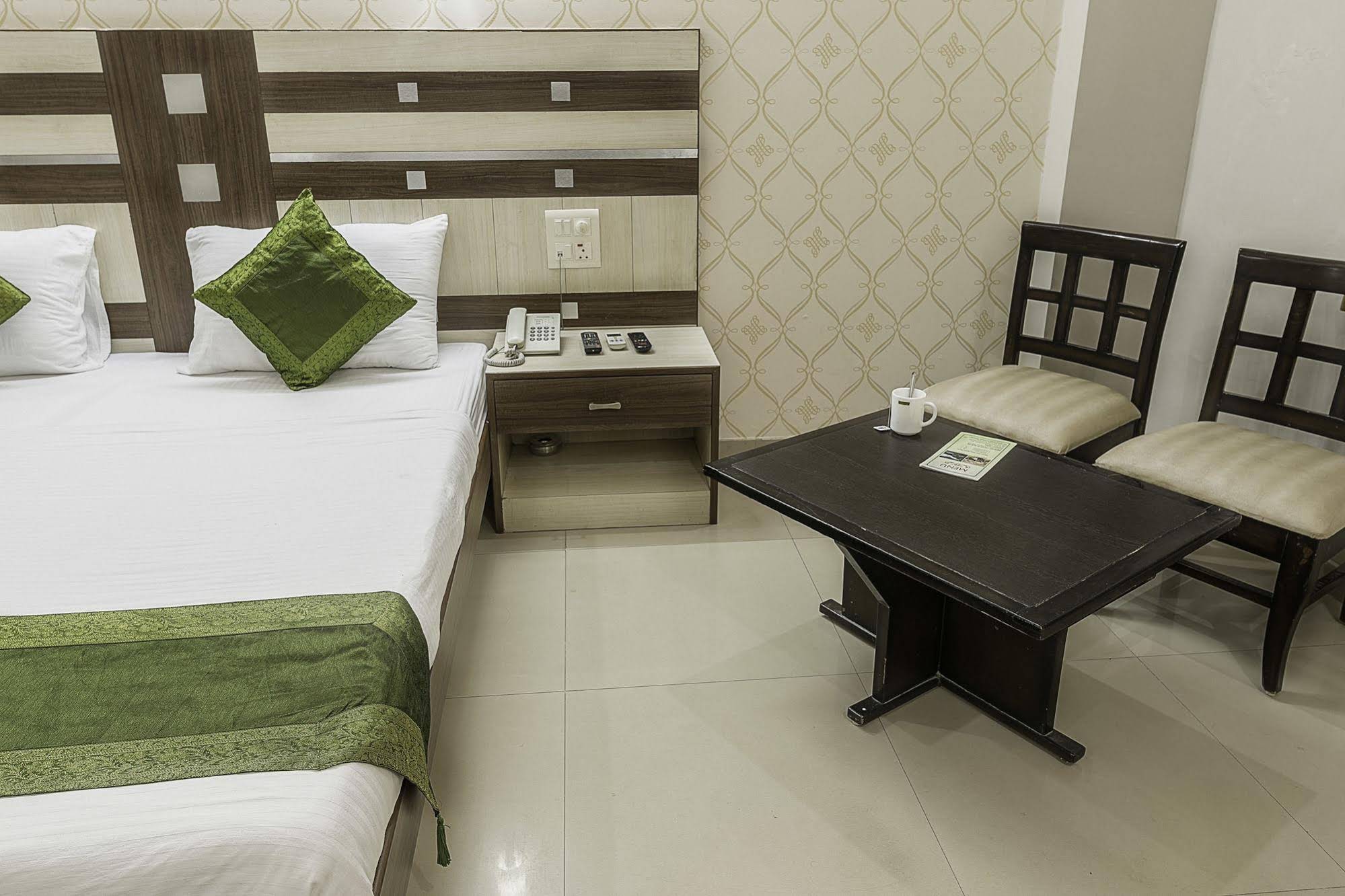 FabHotel Rockwell Plaza