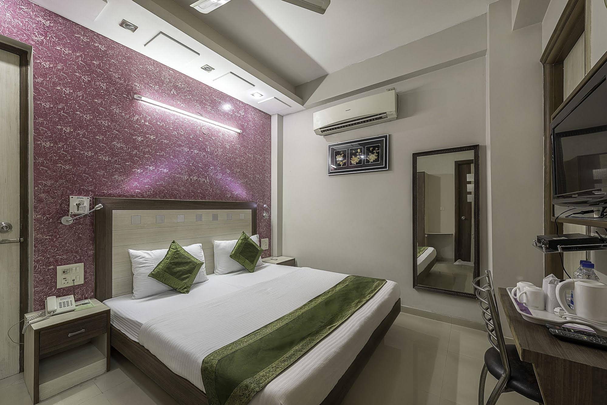 FabHotel Rockwell Plaza