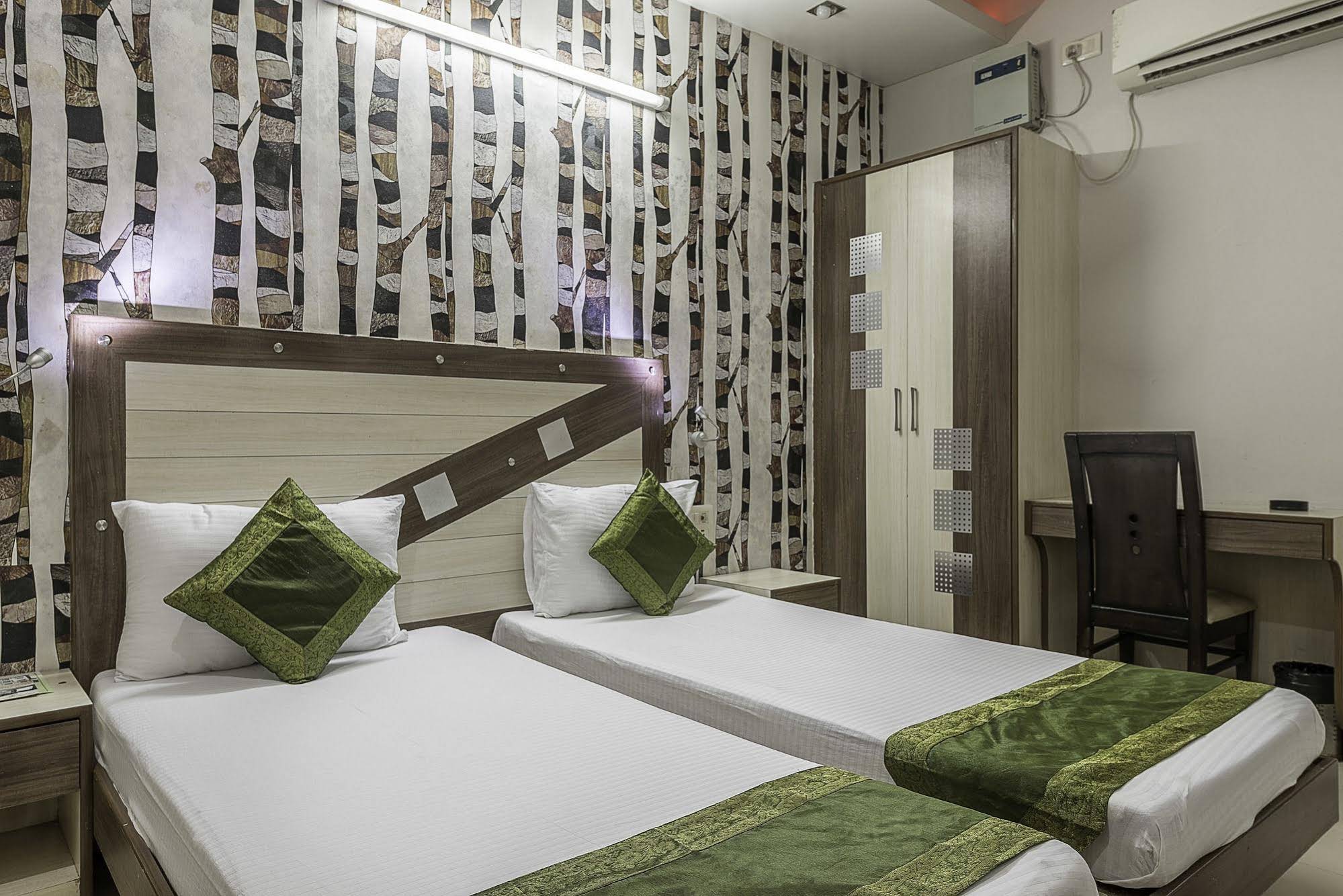 FabHotel Rockwell Plaza