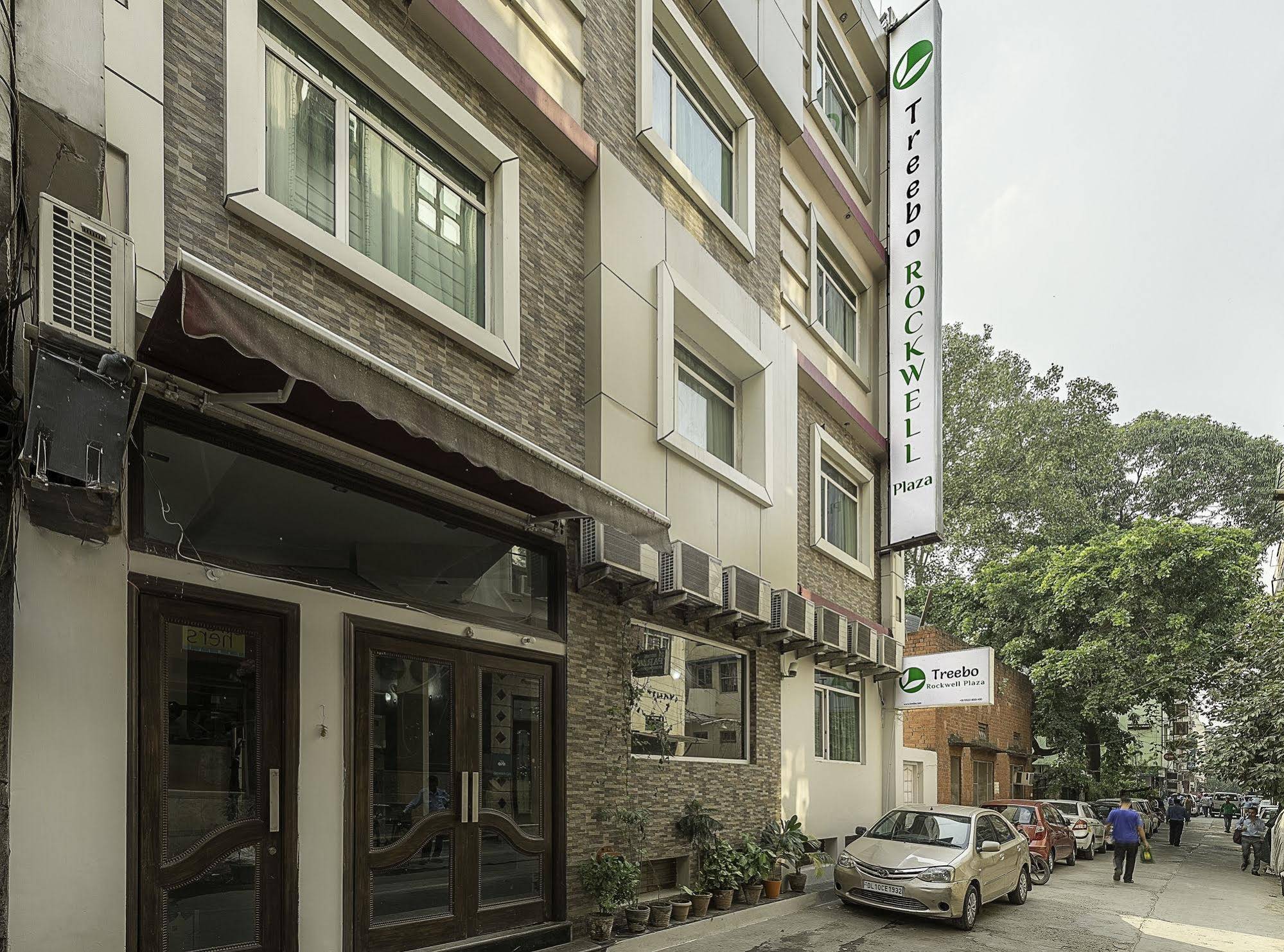 FabHotel Rockwell Plaza
