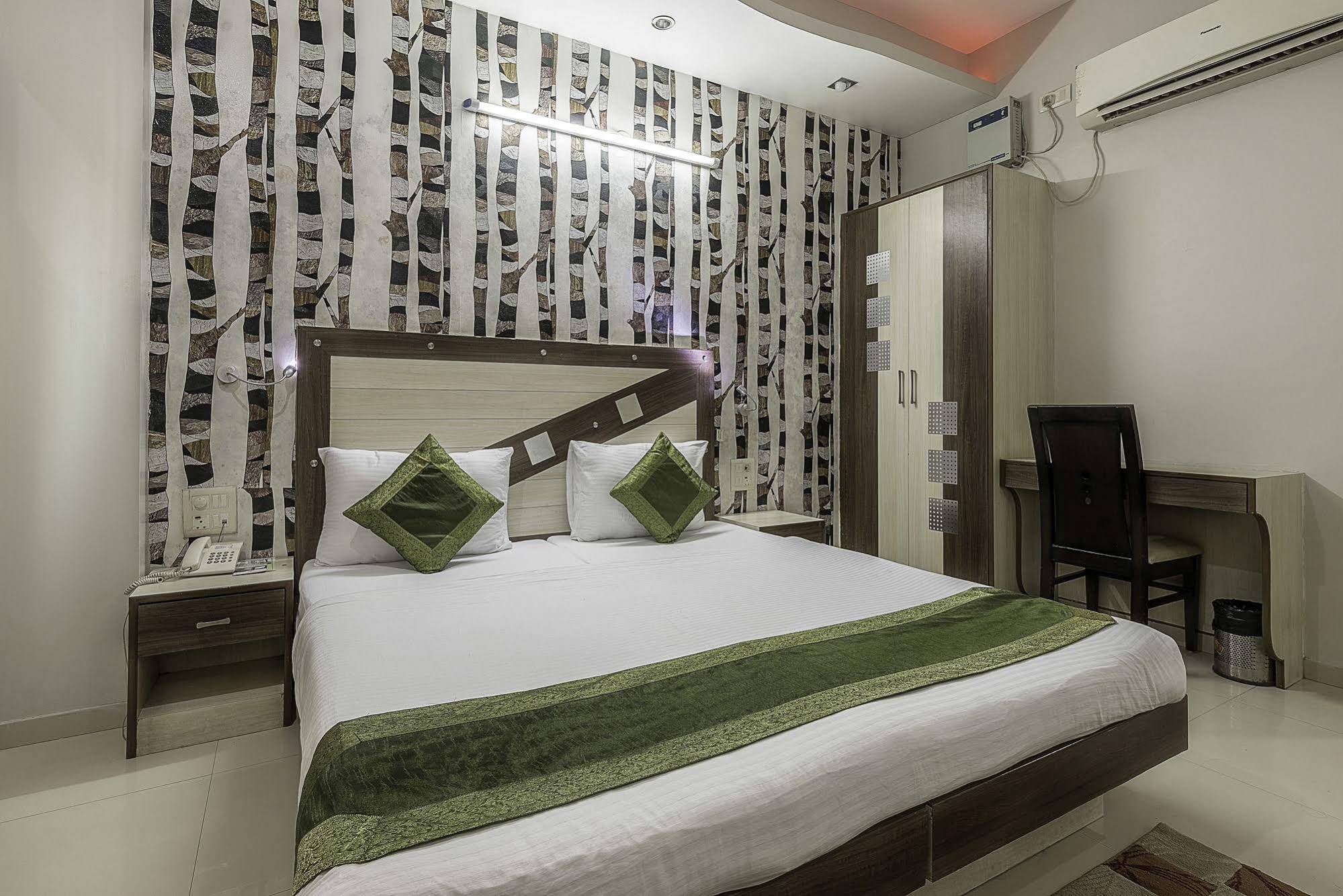 FabHotel Rockwell Plaza